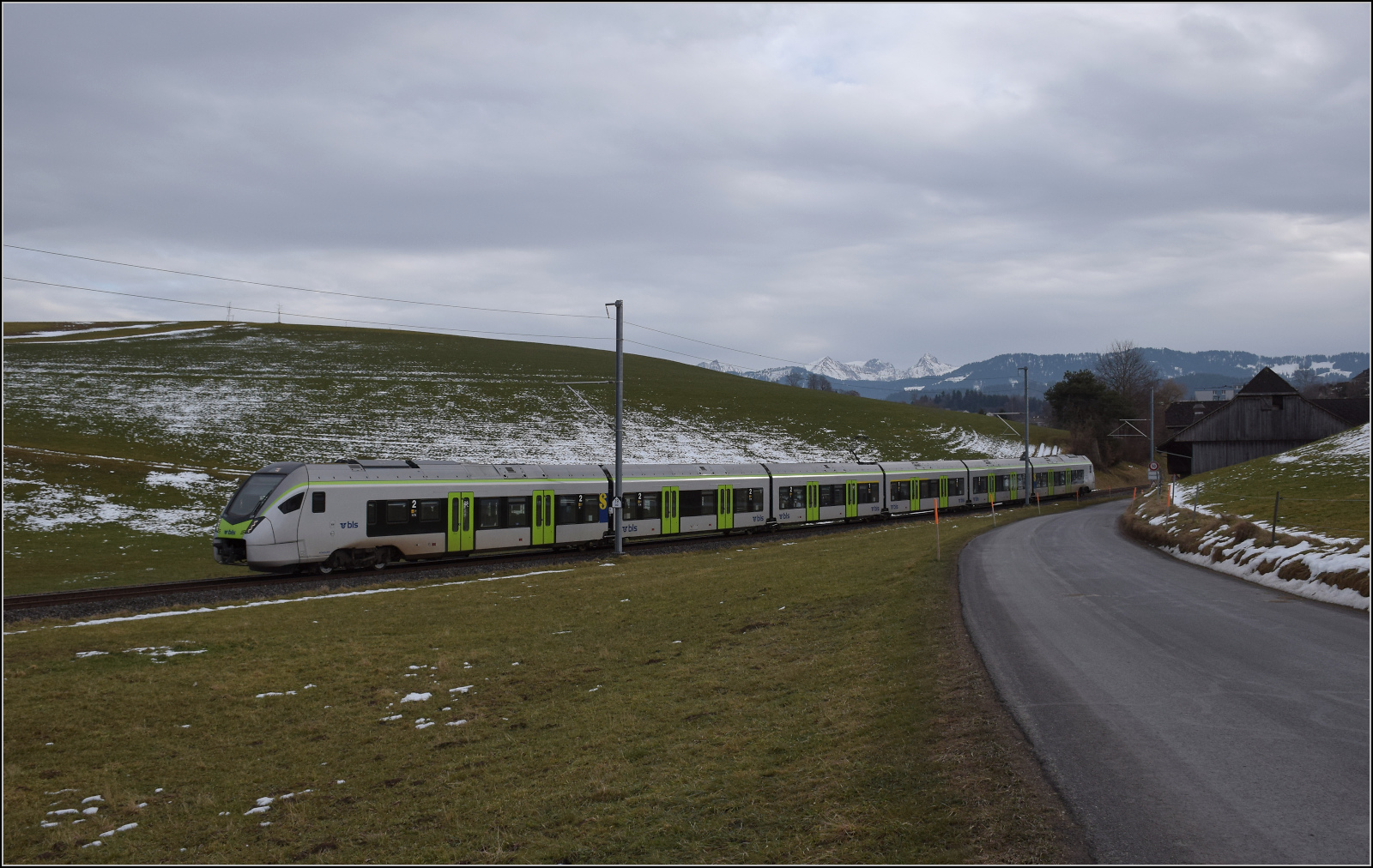 RABe 528 228 bei Häusern auf dem Weg nach Bern. Januar 2026.