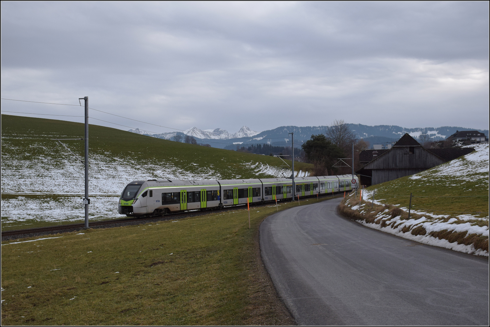 RABe 528 228 bei Häusern auf dem Weg nach Bern. Januar 2026.