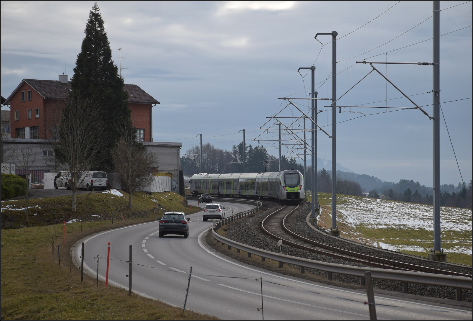 RABe 528 228 bei Steinhaus. Januar 2026.