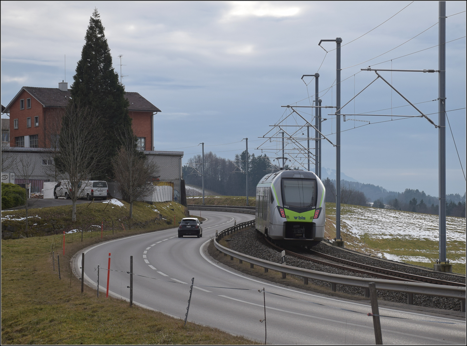 RABe 528 228 bei Steinhaus. Januar 2026.
