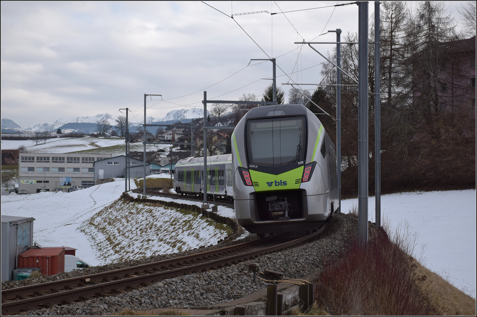 RABe 528 228 erreicht Schwarzenburg. Januar 2026.