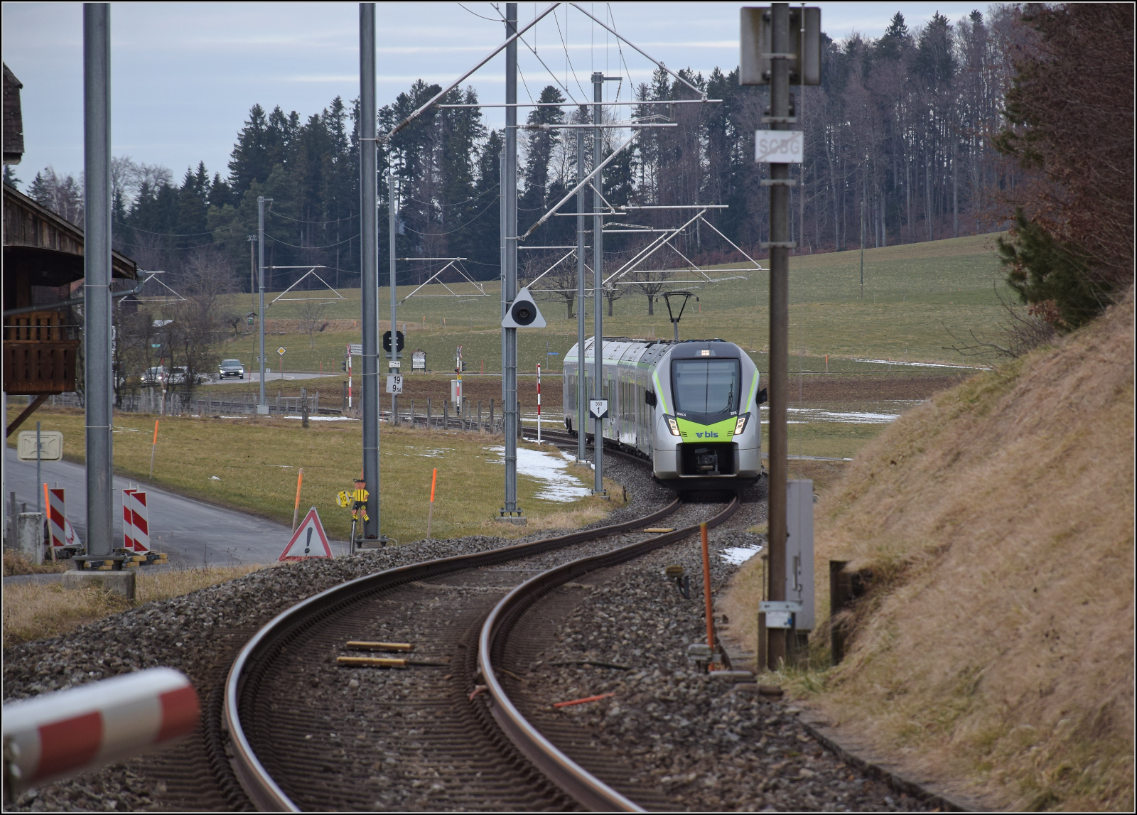 RABe 528 228 erreicht Schwarzenburg. Januar 2026.