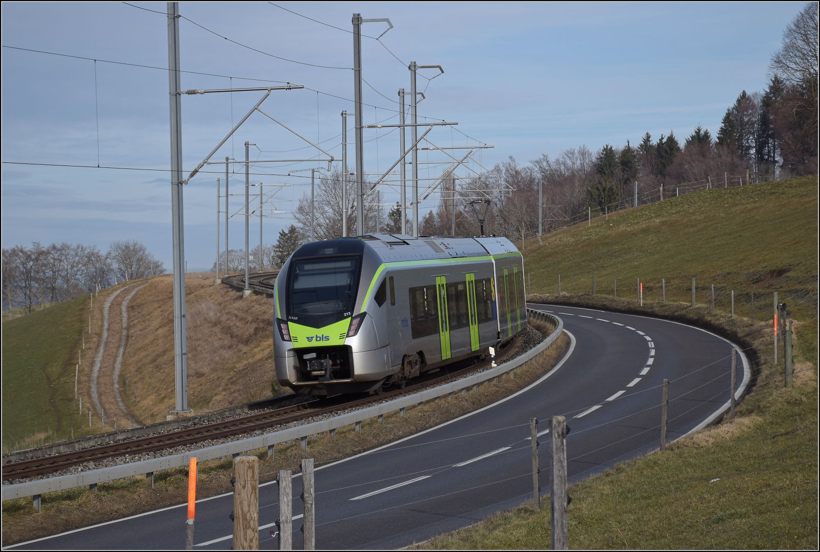 RABe 528 228 KAMI auf dem Weg nach Bern. Riedburg, Januar 2026.