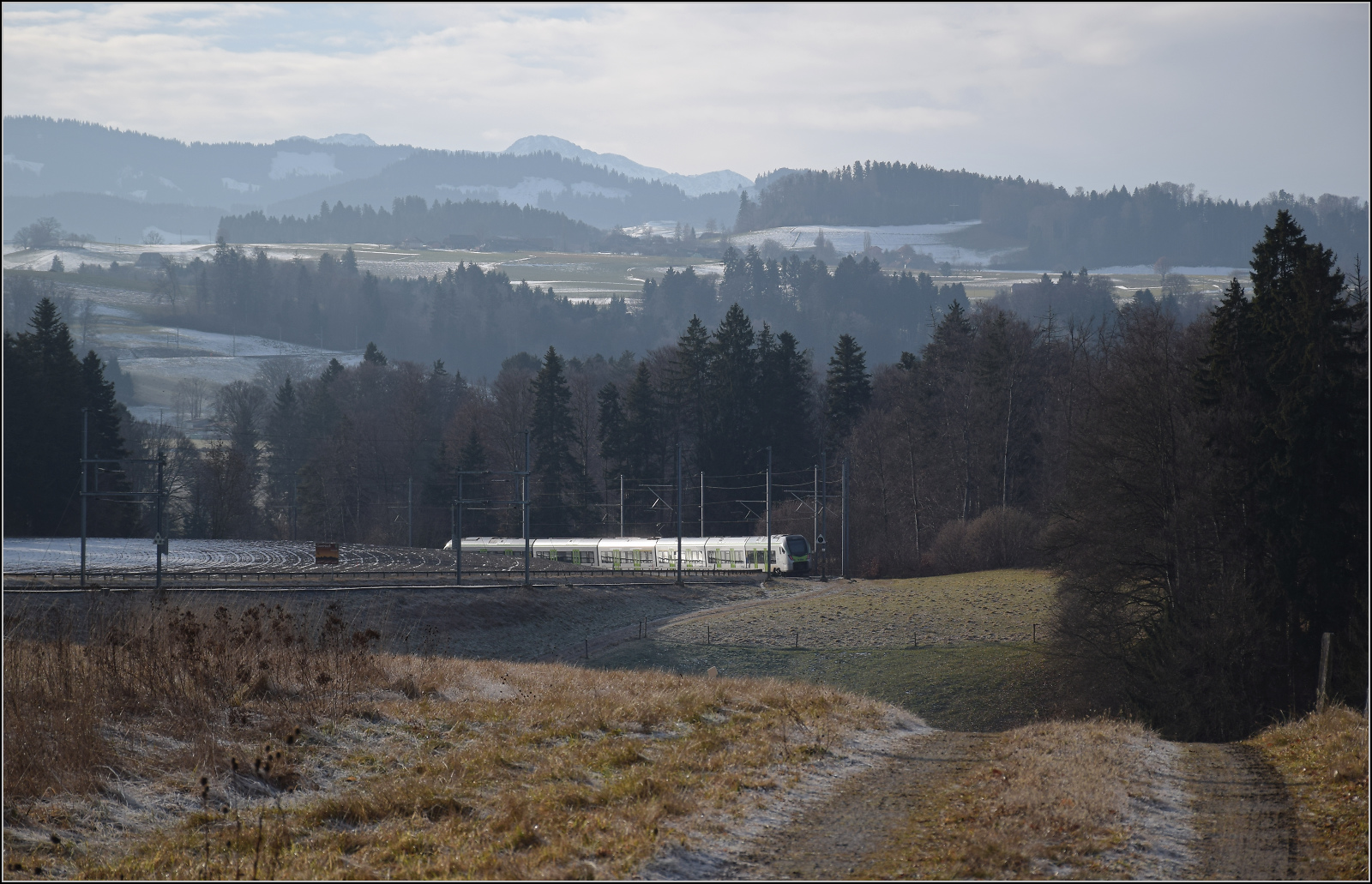 RABe 528 228 KAMI auf dem Weg nach Schwarzenburg. Riedburg, Januar 2026.