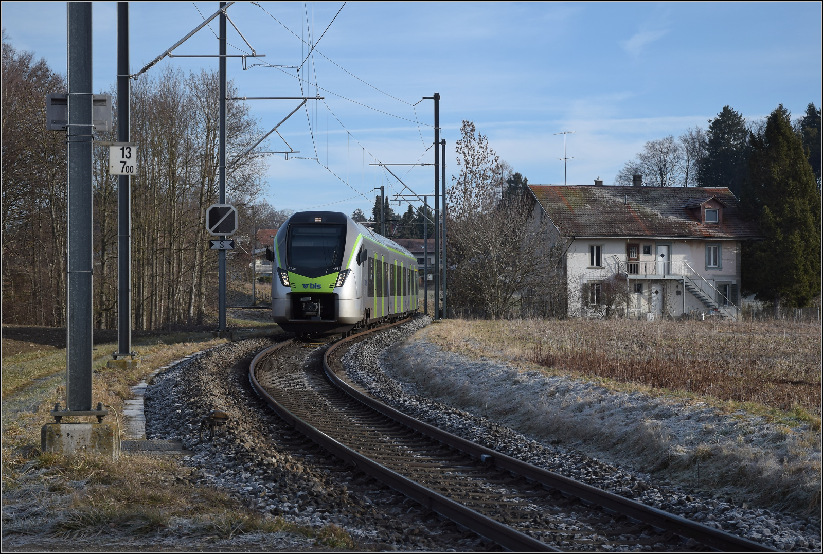 RABe 528 228 KAMI auf dem Weg nach Schwarzenburg. Mittelhäusern, Januar 2026.