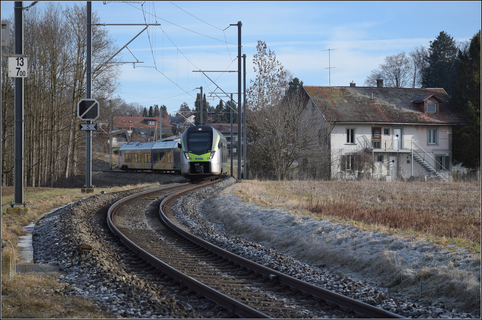 RABe 528 228 KAMI auf dem Weg nach Schwarzenburg. Mittelhäusern, Januar 2026.