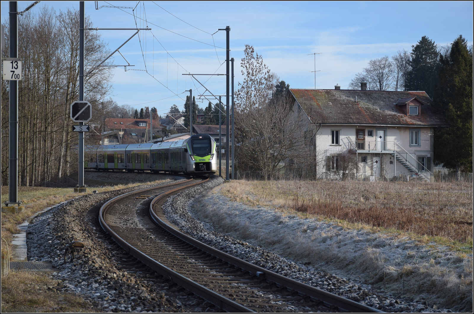RABe 528 228 KAMI auf dem Weg nach Schwarzenburg. Mittelhäusern, Januar 2026.