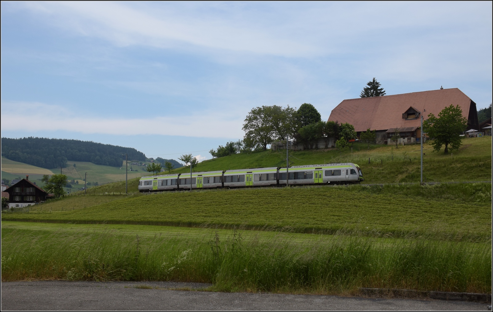 RABe 535 104 bei Stutz (Walkringen). Juni 2023.