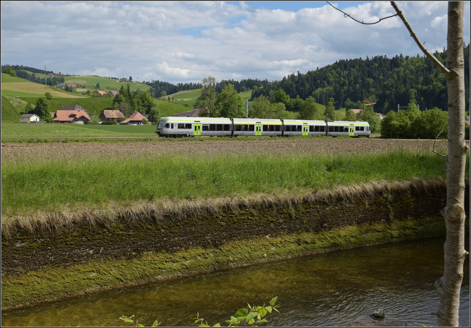 RABe 535 122 'Steffisburg' auf dem Weg nach Ramsei. Grünenmatt, Mai 2025.