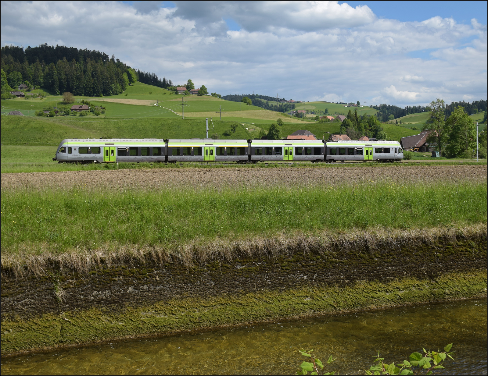 RABe 535 122 'Steffisburg' auf dem Weg nach Ramsei. Grünenmatt, Mai 2025.