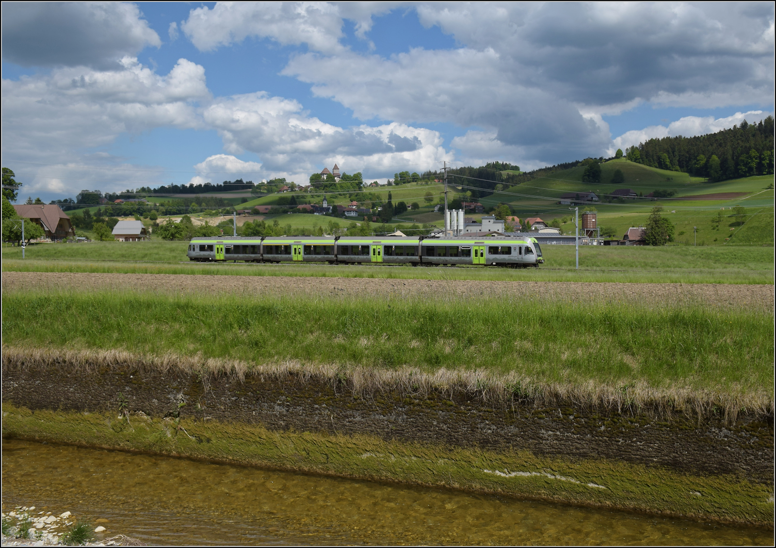 RABe 535 122 'Steffisburg' auf dem Weg nach Ramsei. Im Hintergrund ist Schloss Trachselwald zu sehen. Grünenmatt, Mai 2025.