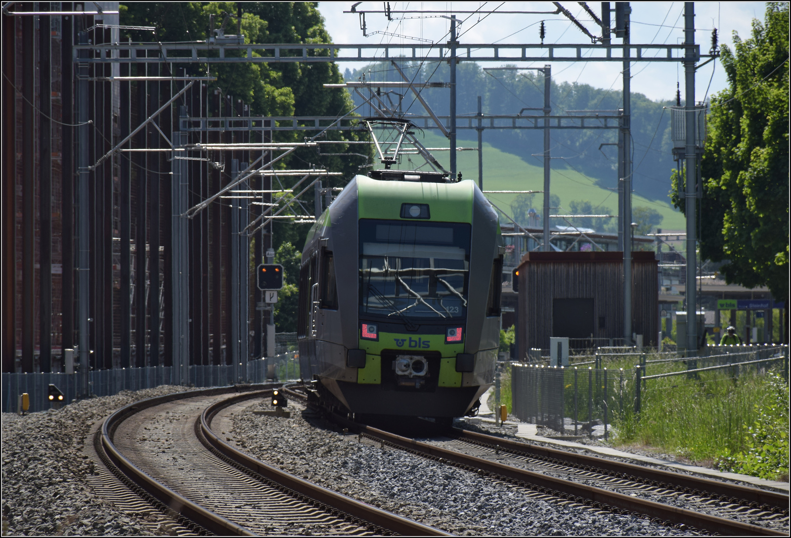 RABe 535 123 in Burgdorf Steinhof auf der echten Emmentalbahnstrecke. Mai 2025.