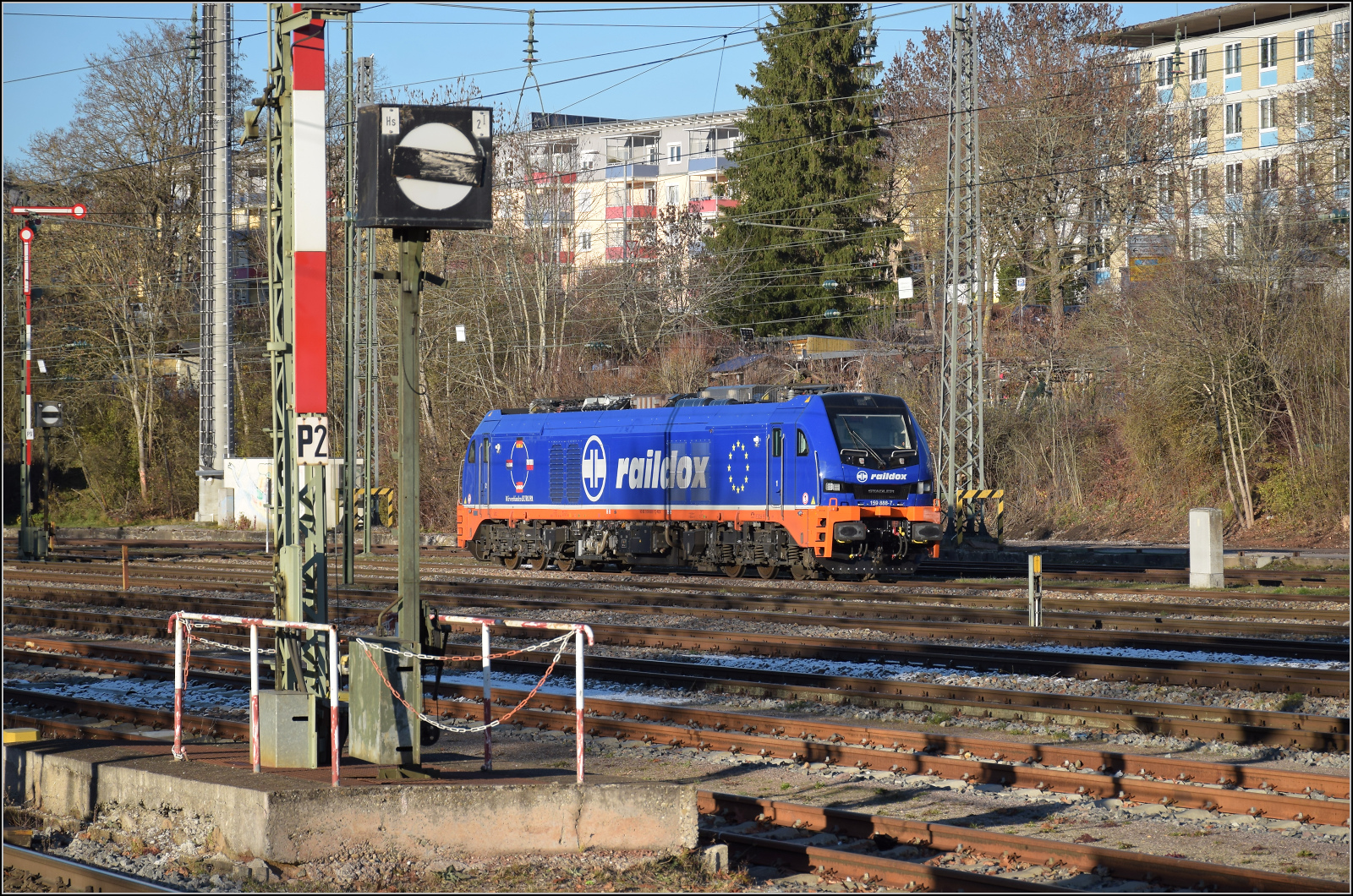 Raildox 159 888 macht nicht nur Chinesen sondern auch den Fotografen glcklich. Die Lok ist im November 2025 in Villingen abgestellt.