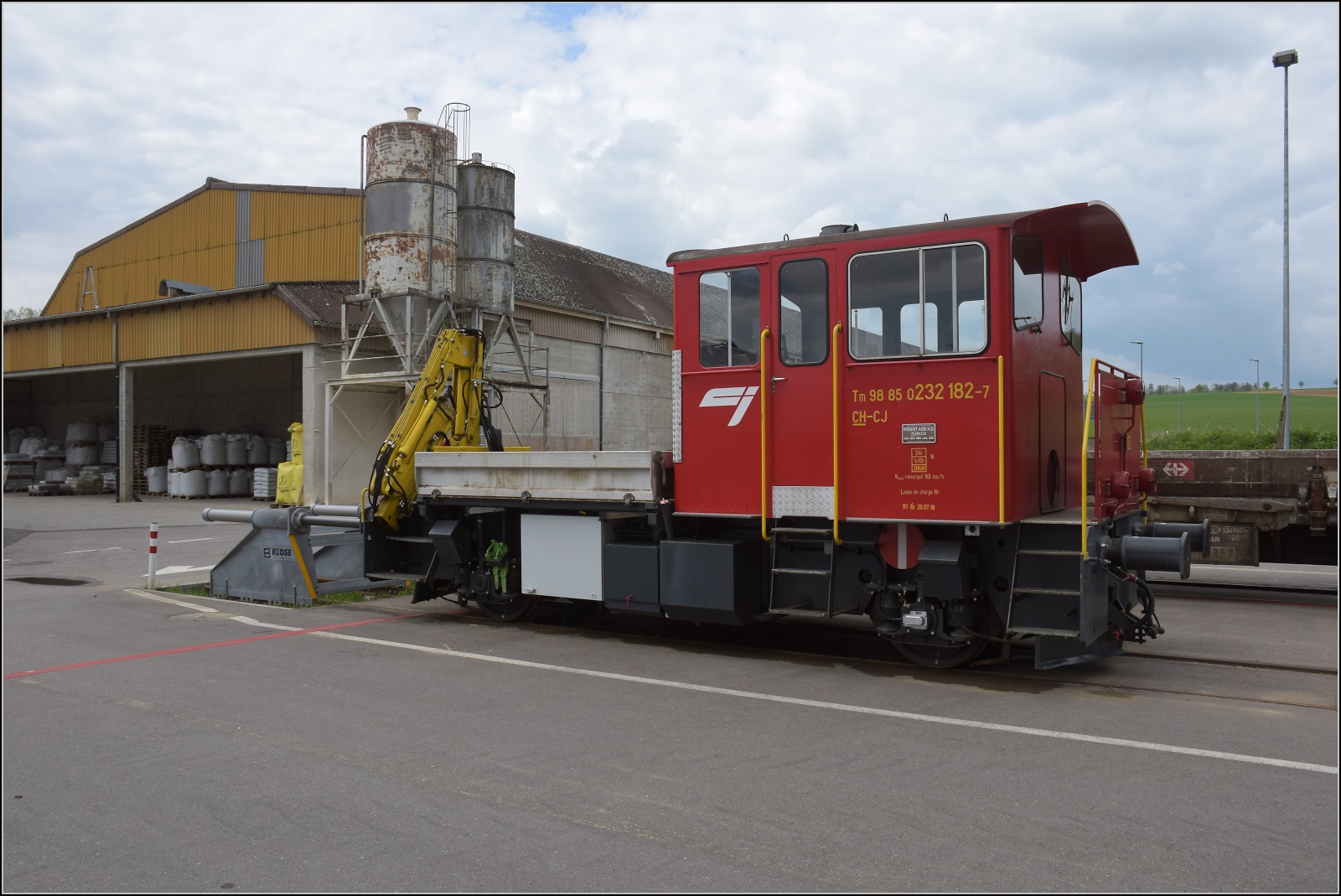 Rangiertraktor(*in) Tm IV 232 137 'Regula' der Lok Service Balmer AG. Alle, April 2023.