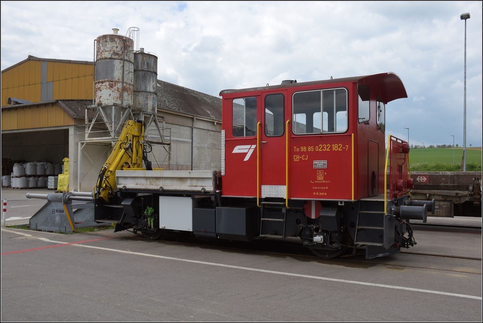 Rangiertraktor(*in) Tm IV 232 137 'Regula' der Lok Service Balmer AG. Alle, April 2023.