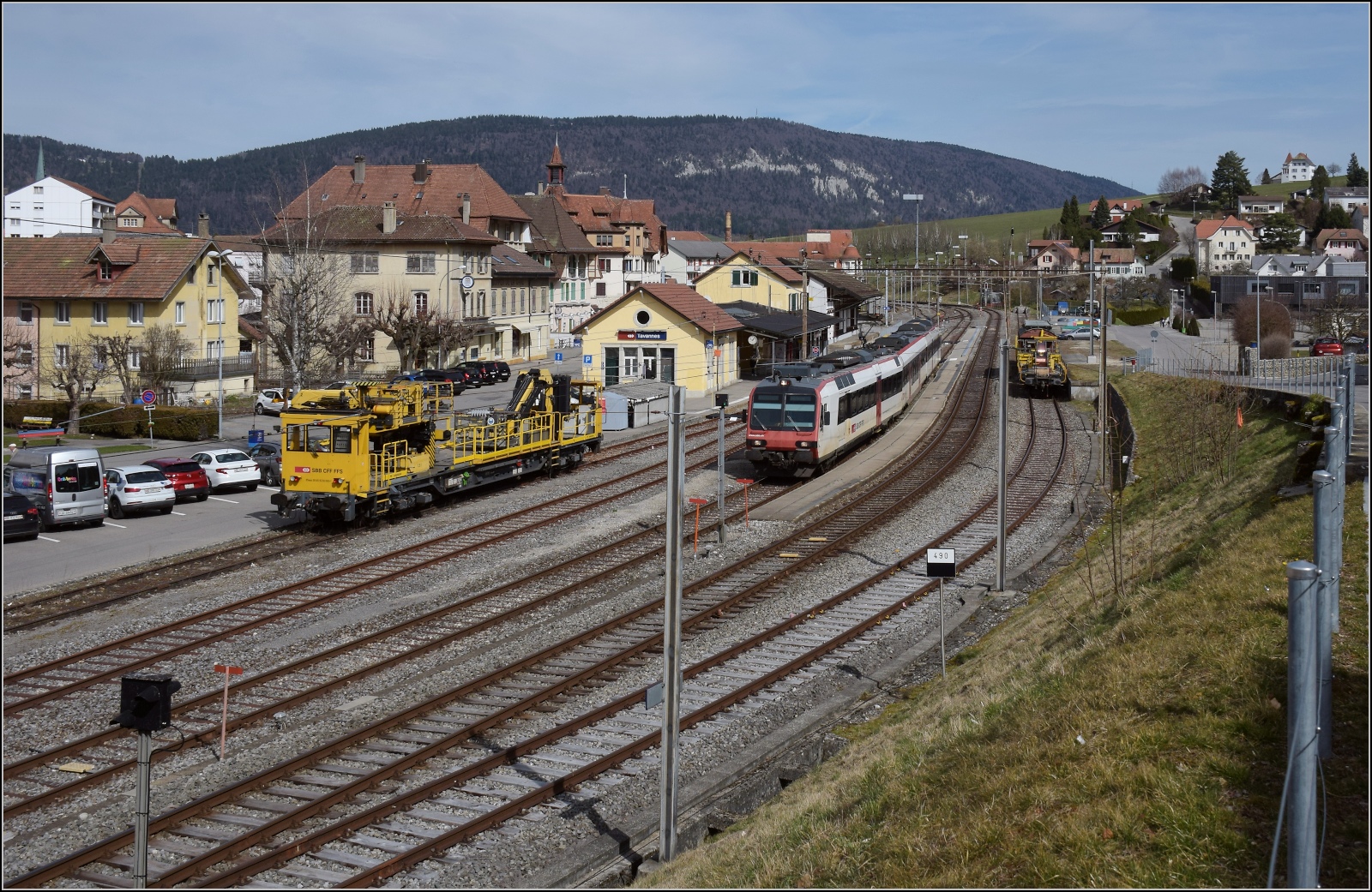 RBDe 560 233 darf im Bahnhof Tavannes bereits den neuen Fahrdraht nutzen. Ansonsten hat der Bahnhof noch einen äußerst traditionellen SBB-Gleiszuschnitt, wenn man von einigen Feinheiten im Gleisplan absieht. Im Hintergrund erhebt sich der Moron, Namensgeber für eine Schweizer Käserarität. März 2023.