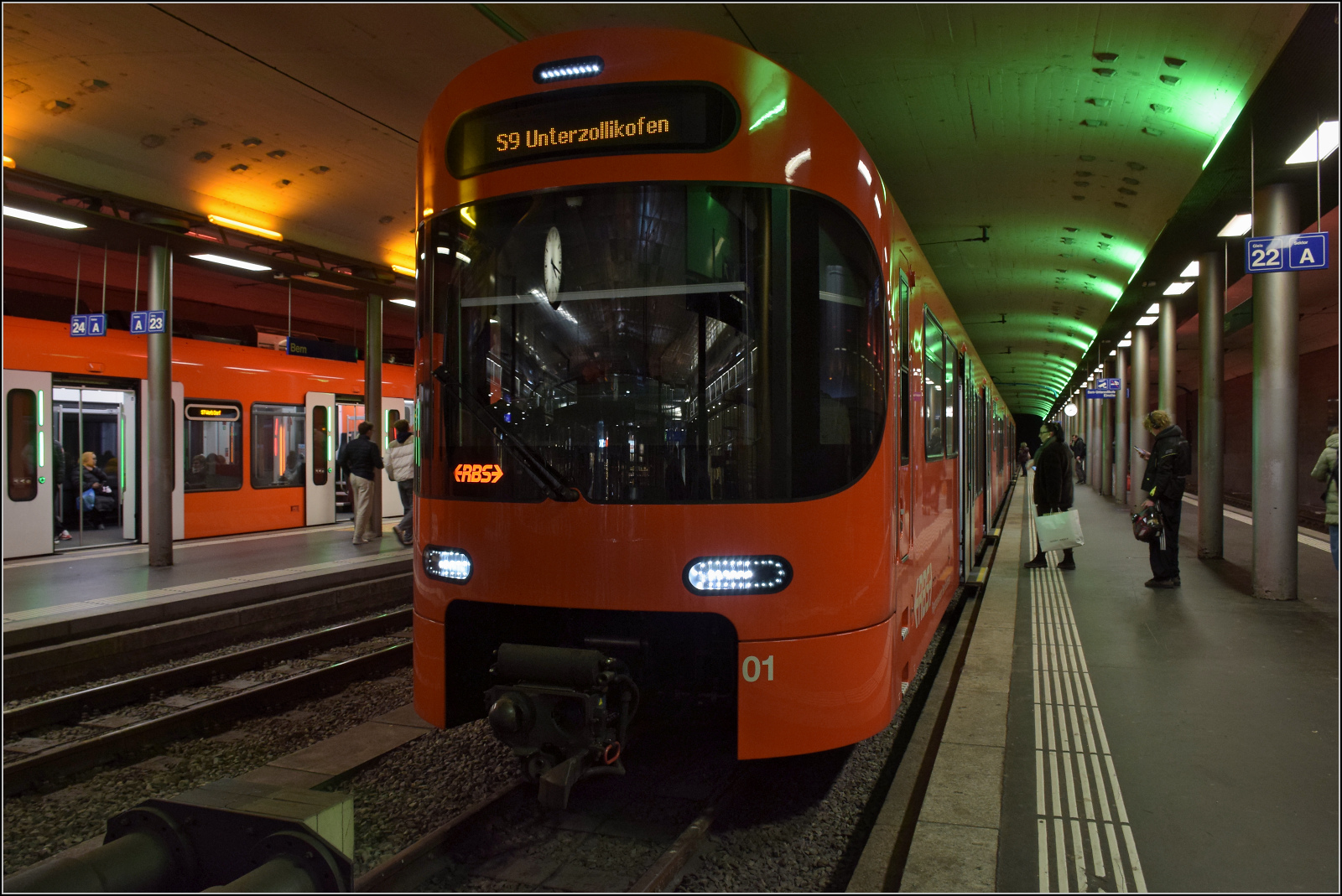 RBS-Triebzug Worbla Be 4/10 01 im eigenen Bahnhof in Bern. Januar 2026.