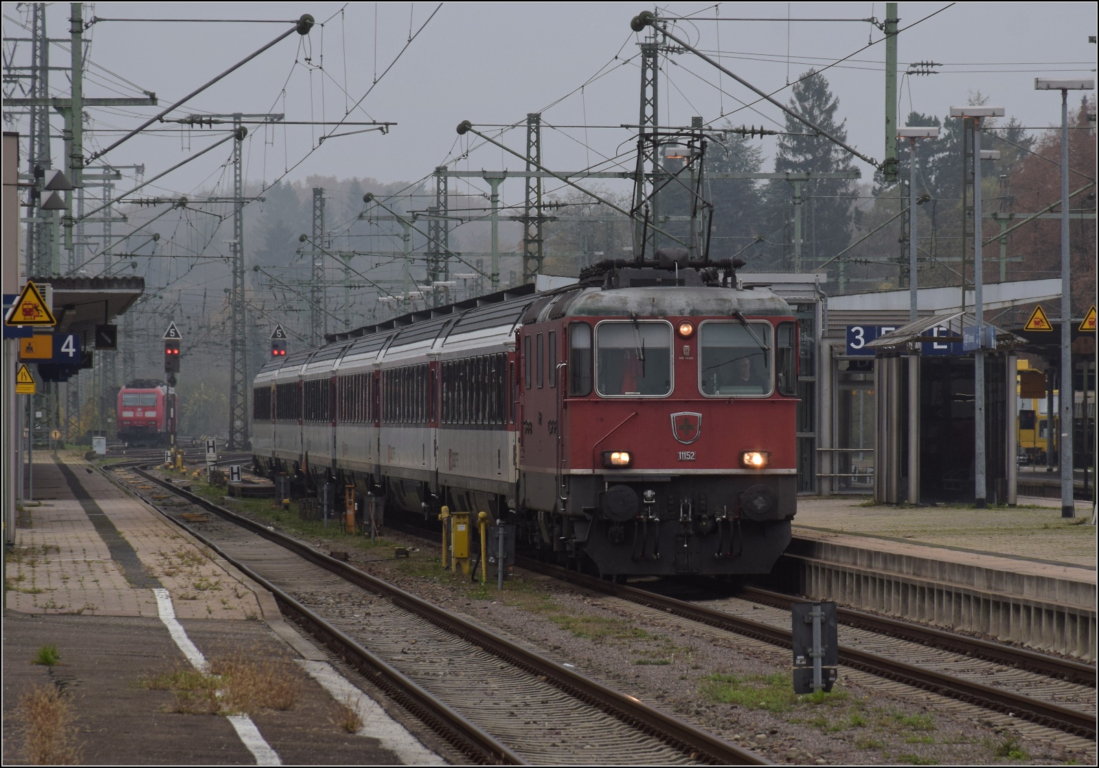 Re 420 152 der ersten Serie kommt in Singen an. November 2022.