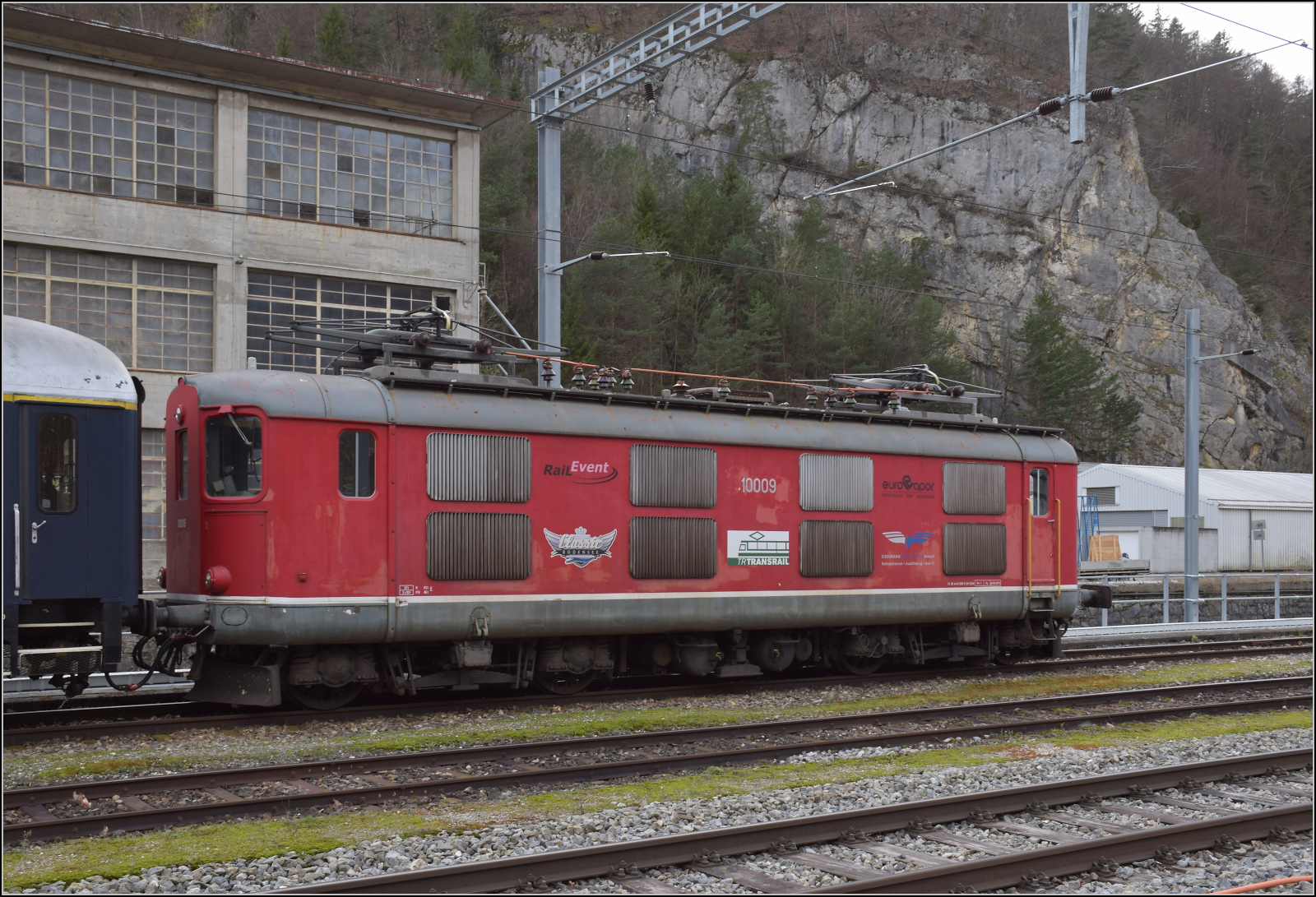 Re 4/4 10009 ist mit dem Swiss Train Bleu in Klus abgestellt. April 2024.