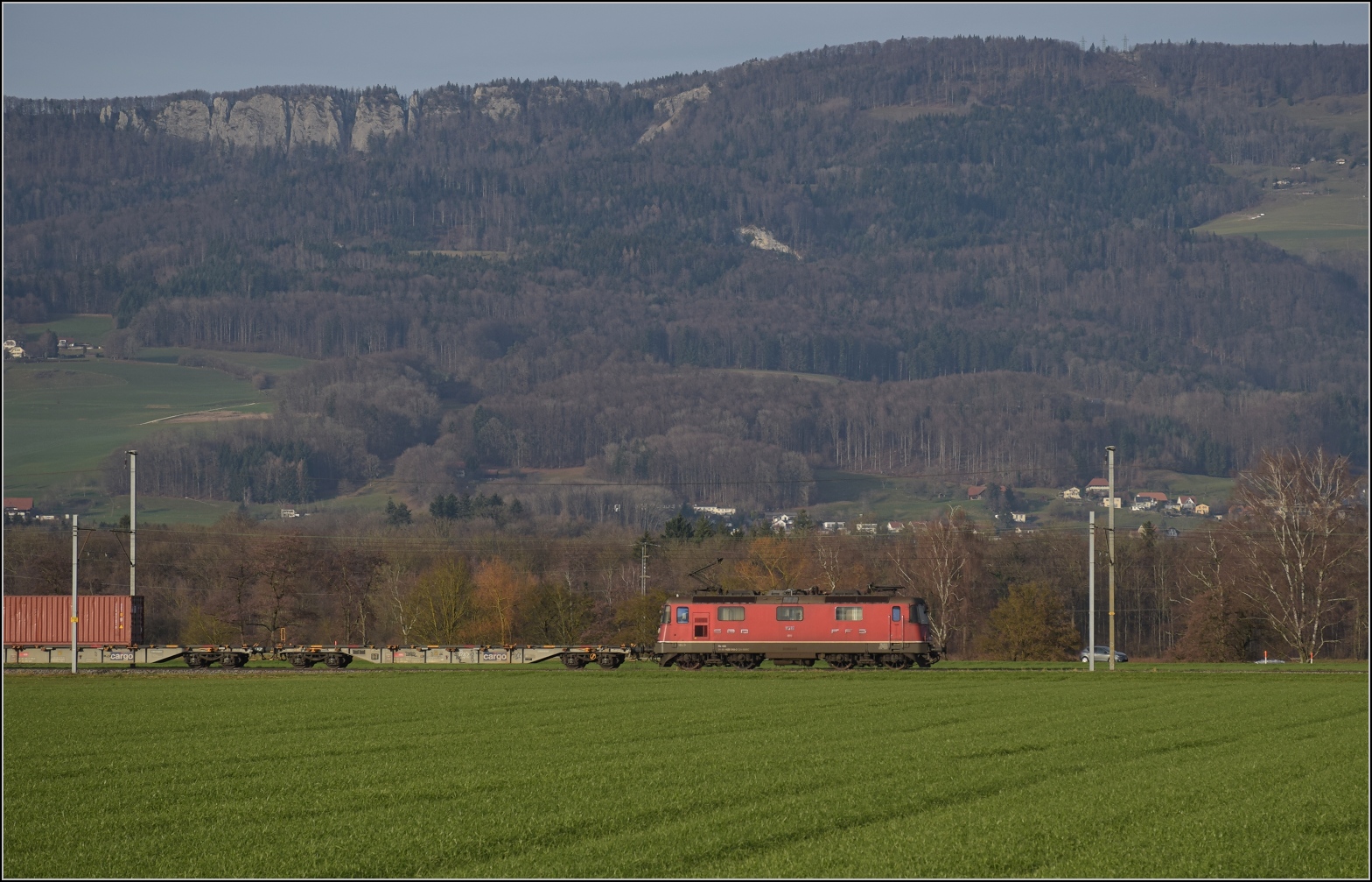 Re 4/4 11313 bei Deitingen. Dezember 2023.