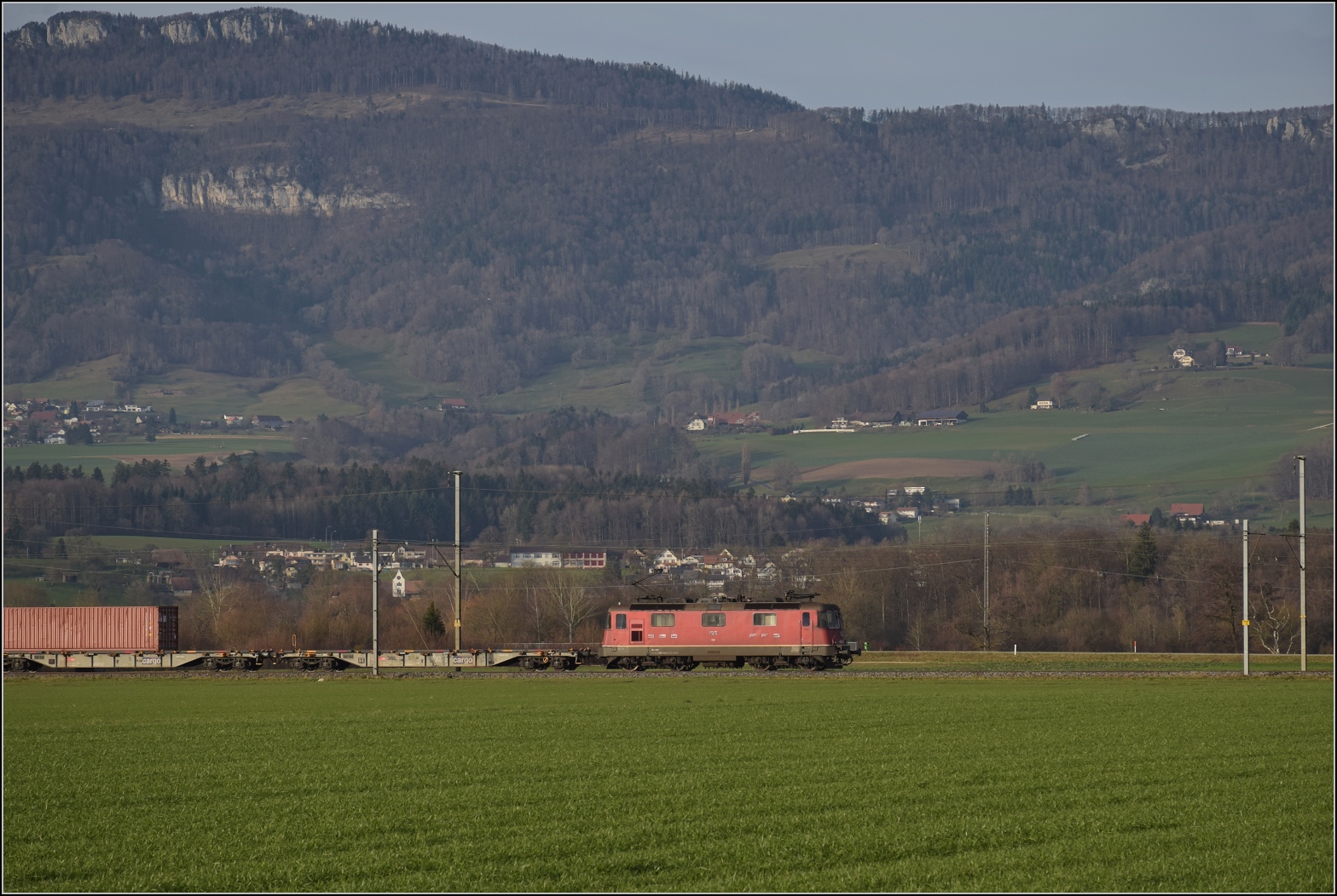 Re 4/4 11313 bei Deitingen. Dezember 2023.