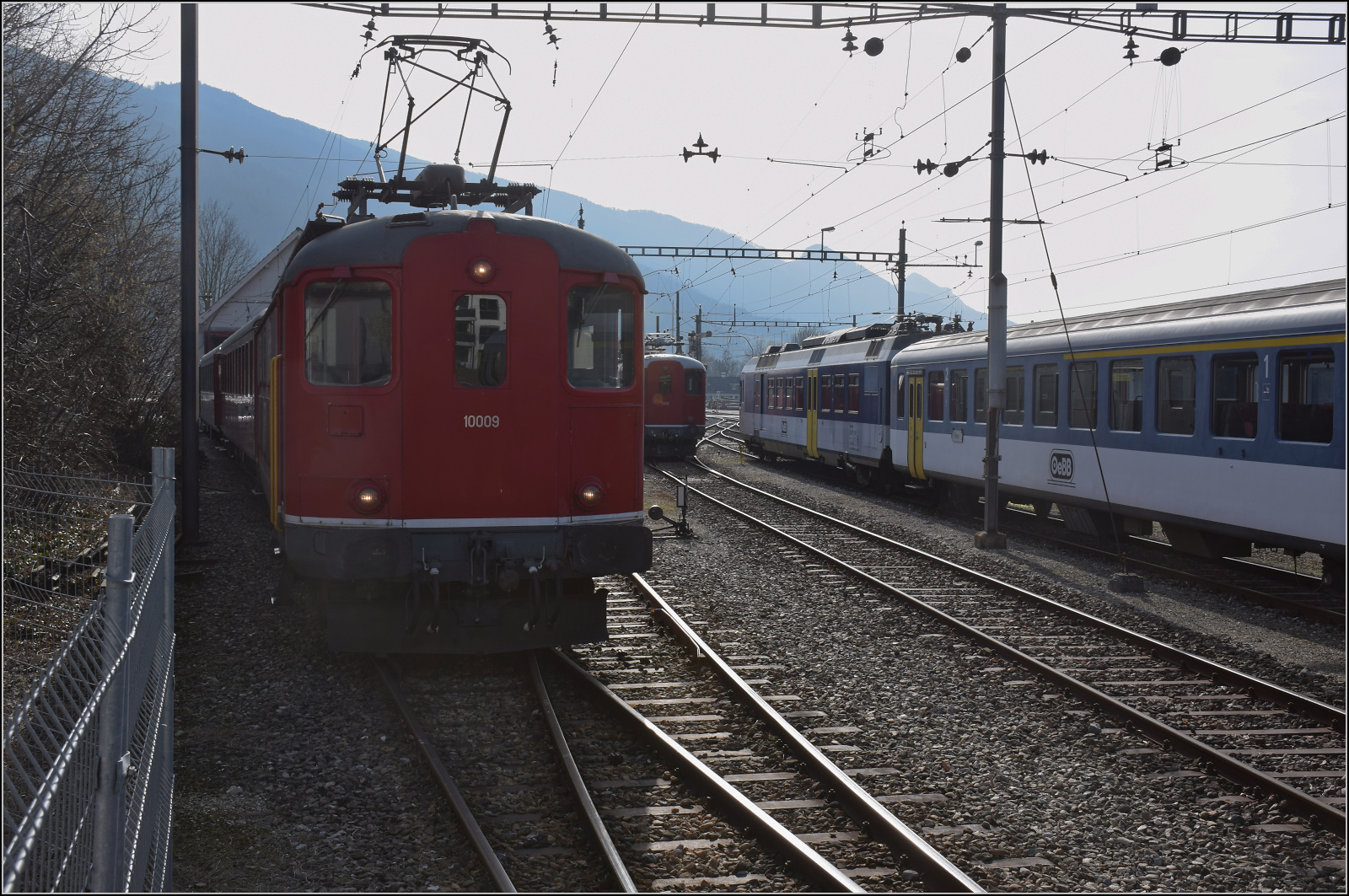 Re 4/4 I 10016 in Balsthal. Rechts die mittlerweile untergetauchte Rarit�t, der NPZ-Prototyp RBDe 560 000, �bernommen von der Oensingen-Balsthal-Bahn. M�rz 2017.