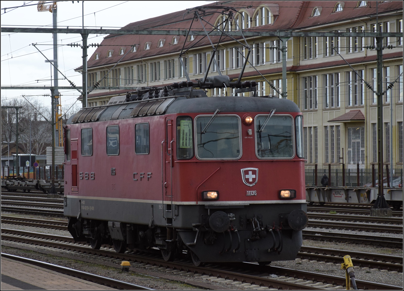 Re 4/4 II 11136 wartet in Singen auf einen neuen Einsatz. Januar 2023.