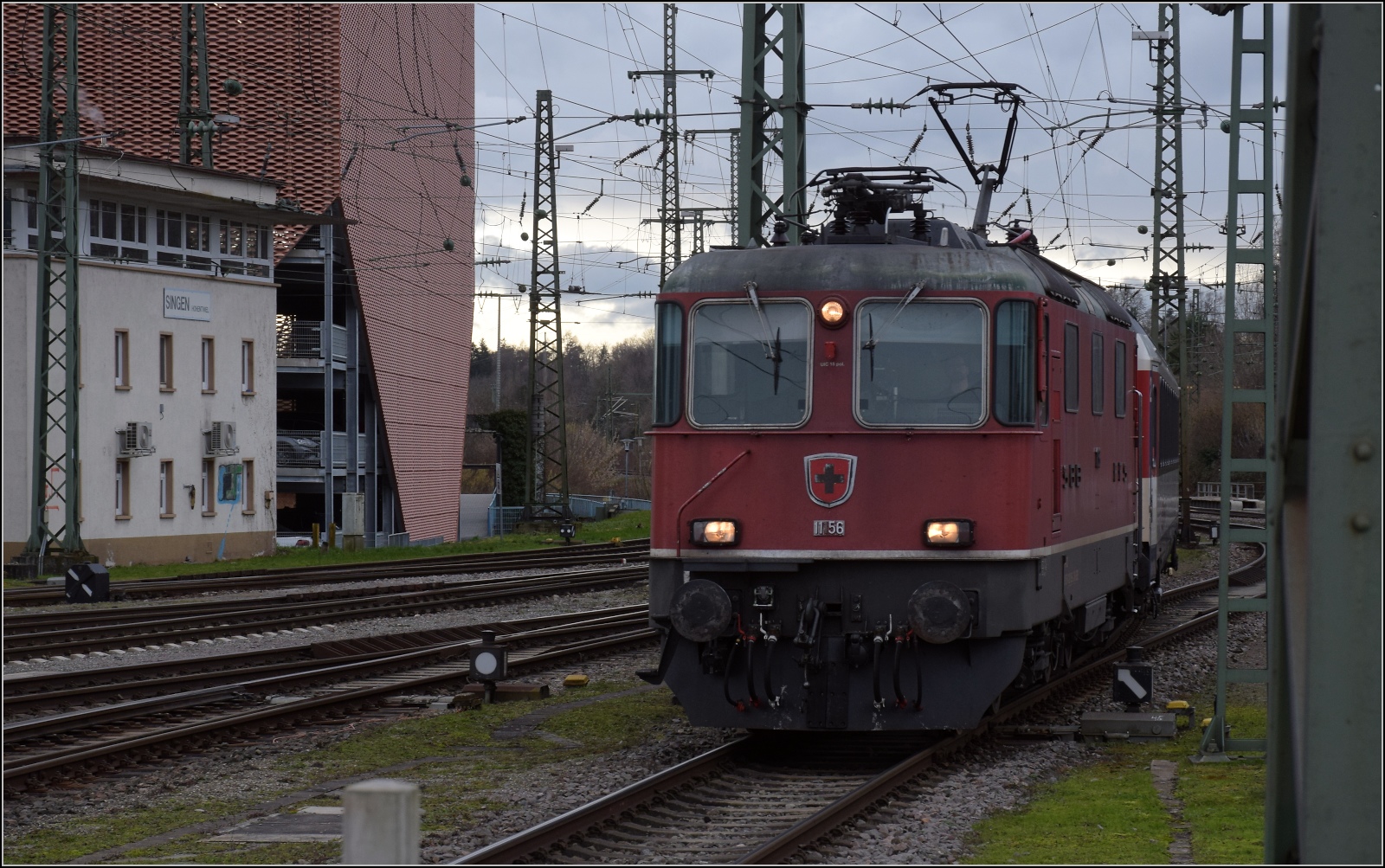 Re 4/4 II 11156 umfährt in Singen ihren Zug. Januar 2023.