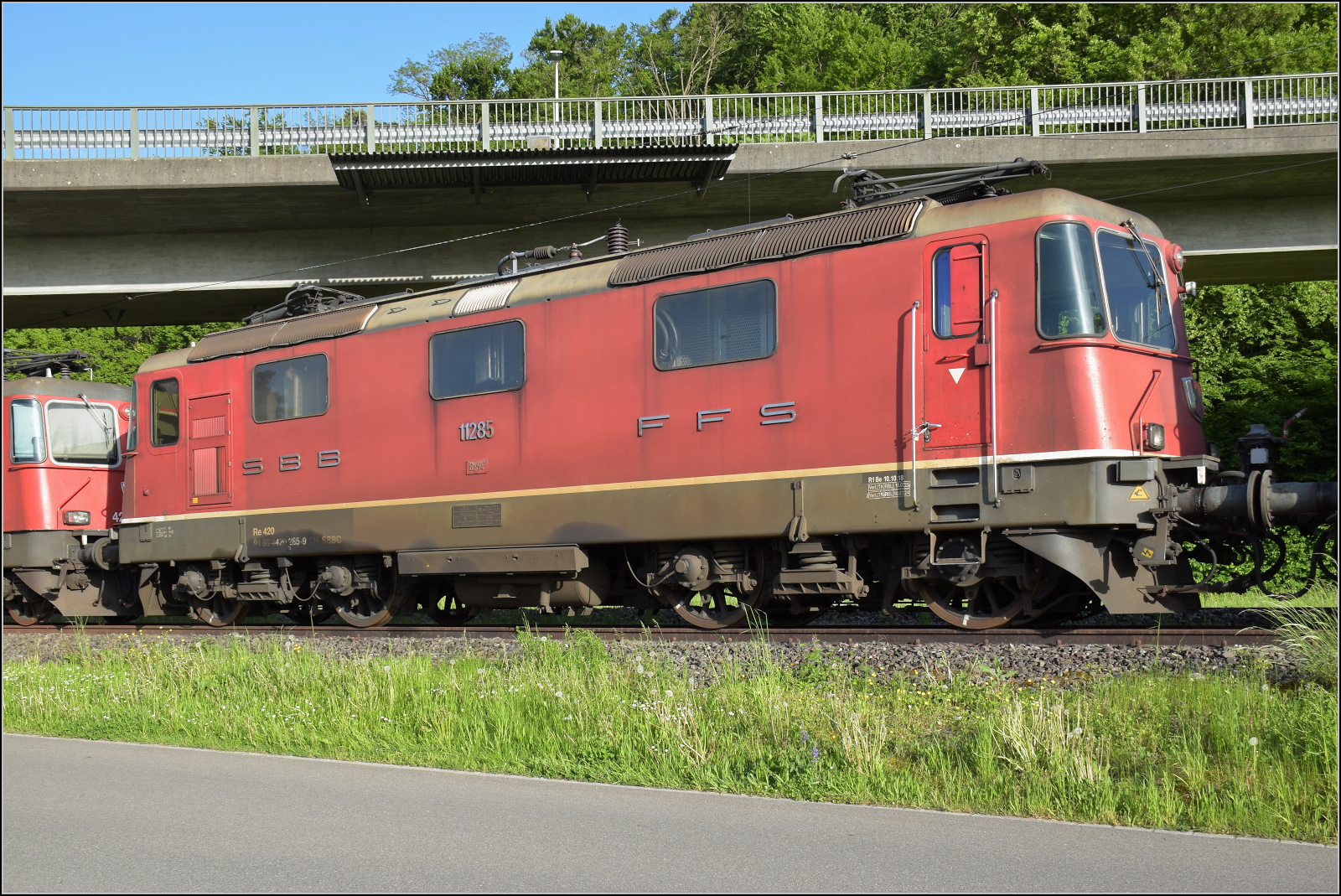 Re 4/4 II 11285 harrt der Dinge, die da kommen. Full, Mai 2025.