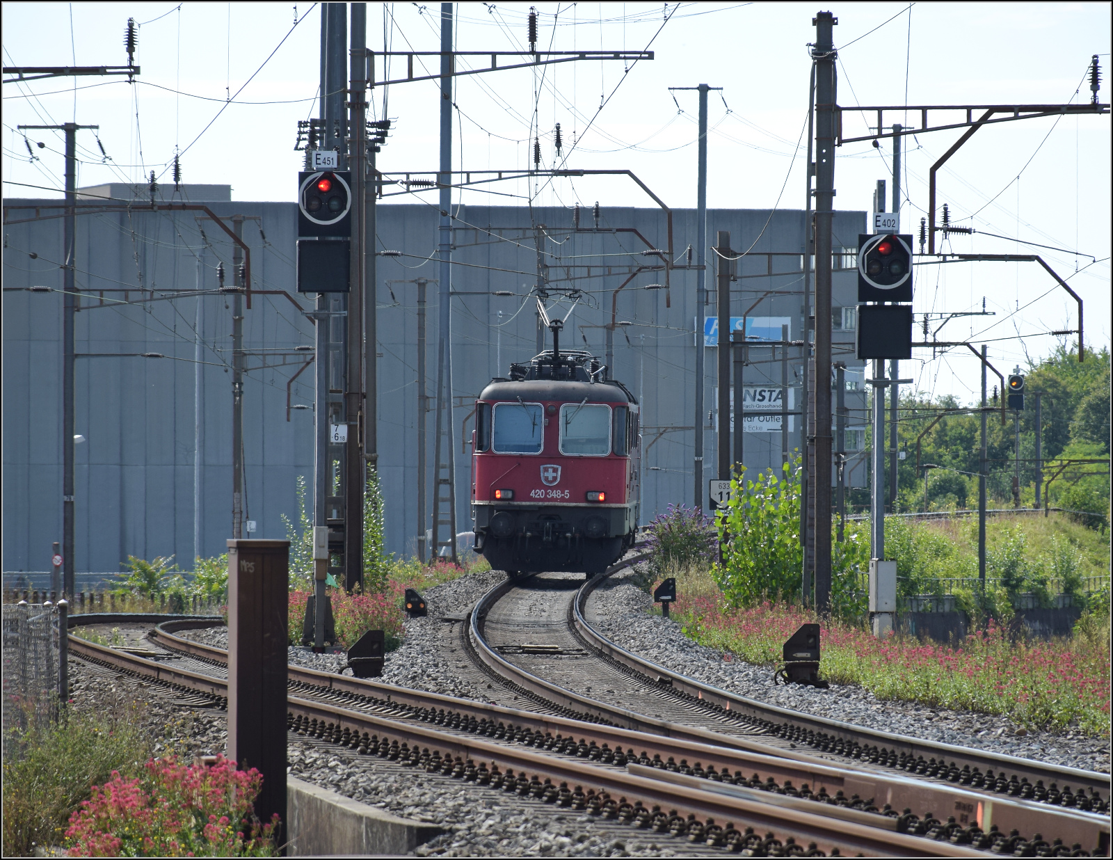 Re 4/4 II 11348 in Pratteln. August 2025.