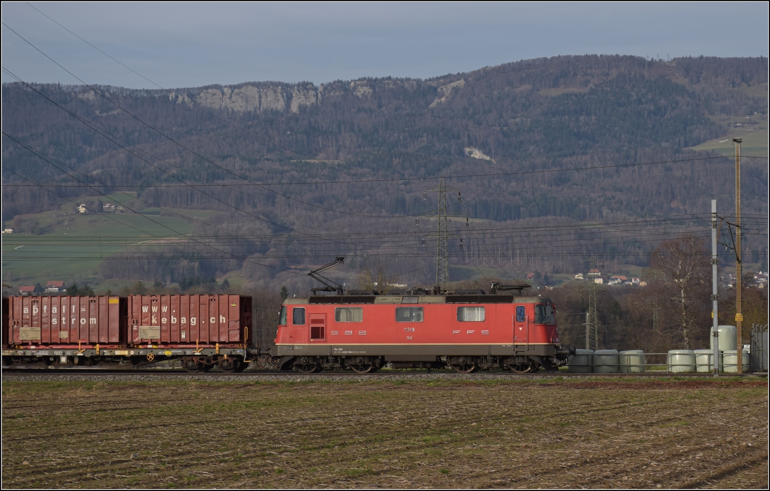 Re 4/4 II 11349 bei Deitingen. Dezember 2023.