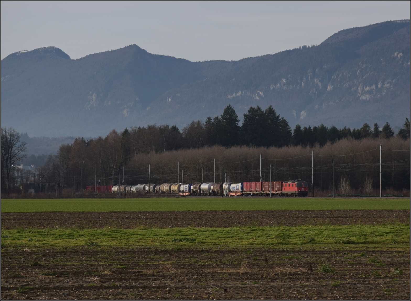 Re 4/4 II 11349 bei Deitingen. Dezember 2023.