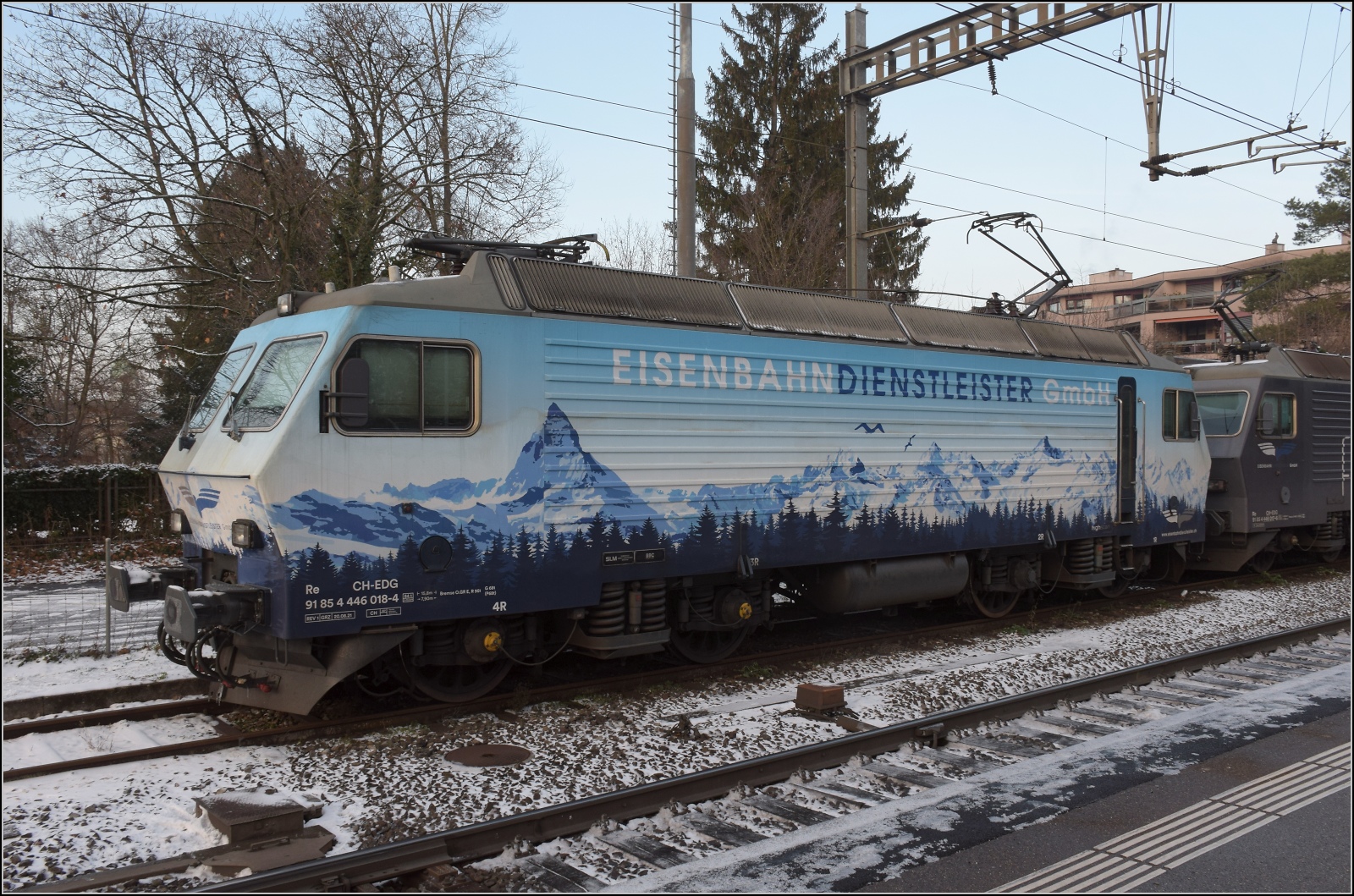 Re 446 018 der EDG mit Matterhorn im Schnee in Rheinfelden (AG). Dezember 2022.