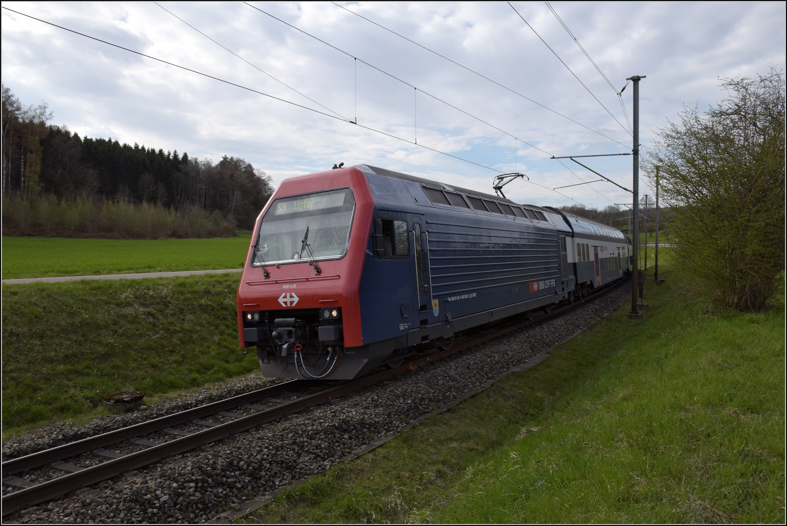 Re 450 002 mit einer S-Bahn bei Jestetten. April 2026.