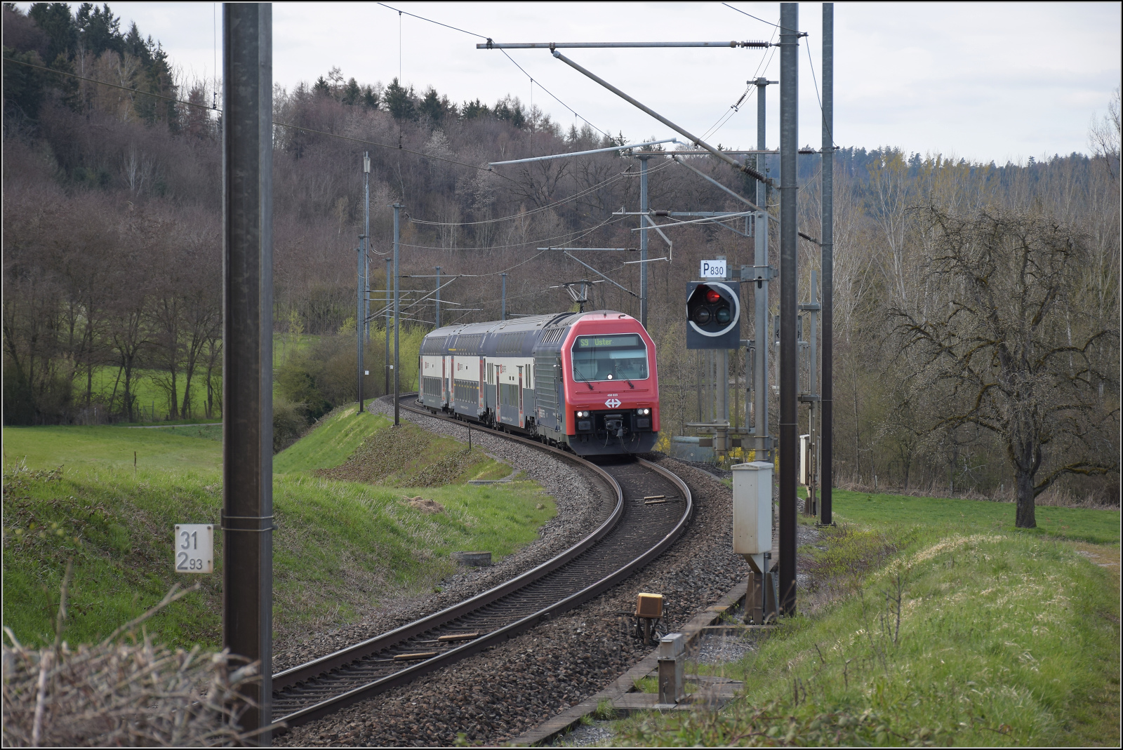 Re 450 023 mit einer S-Bahn Zürich bei Lottstetten. April 2026.