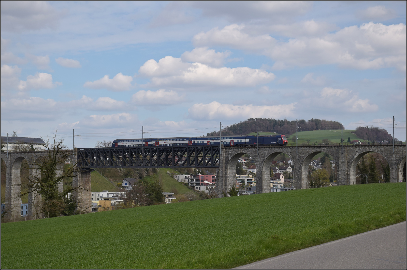 Re 450 028 mit einer S-Bahn Zürich auf dem Eglisauer Rheinviadukt. April 2026.