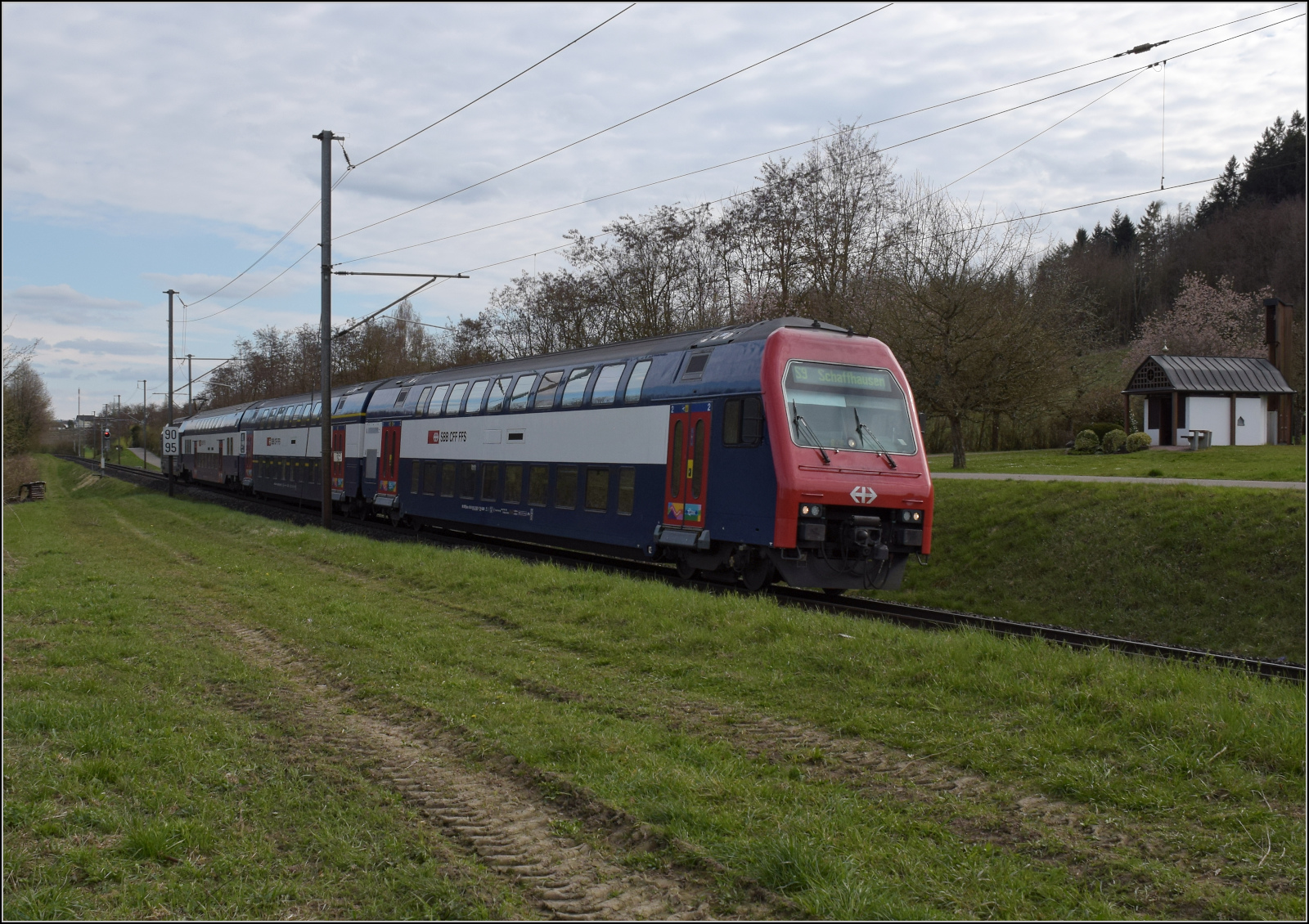 Re 450 102 mit einer S-Bahn Z�rich bei Jestetten. April 2026.