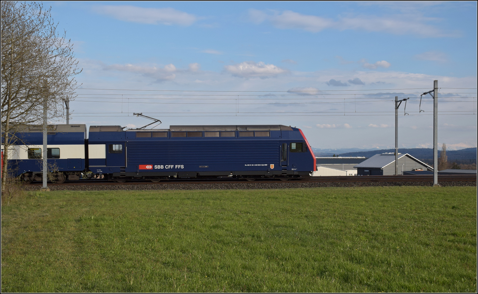 Re 450 102 mit Zug bei Jestetten. April 2026.