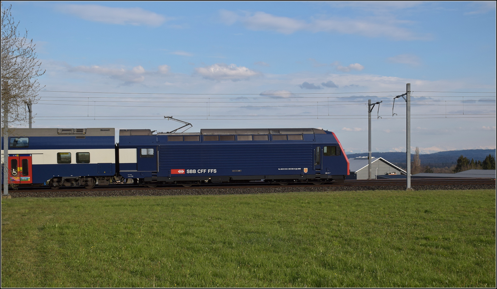 Re 450 102 mit Zug bei Jestetten. April 2026.