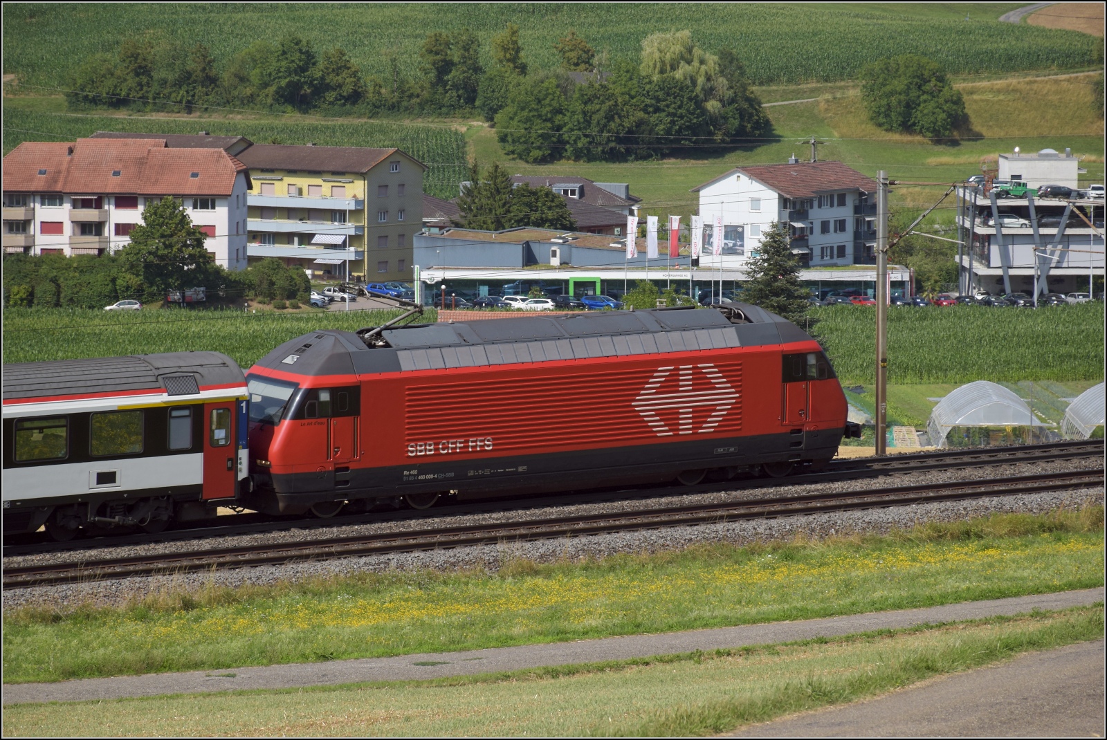 Re 460 009 'Le Jet d'Eau' mit dem Eurocity aus Hamburg. Frick, Juli 2023.