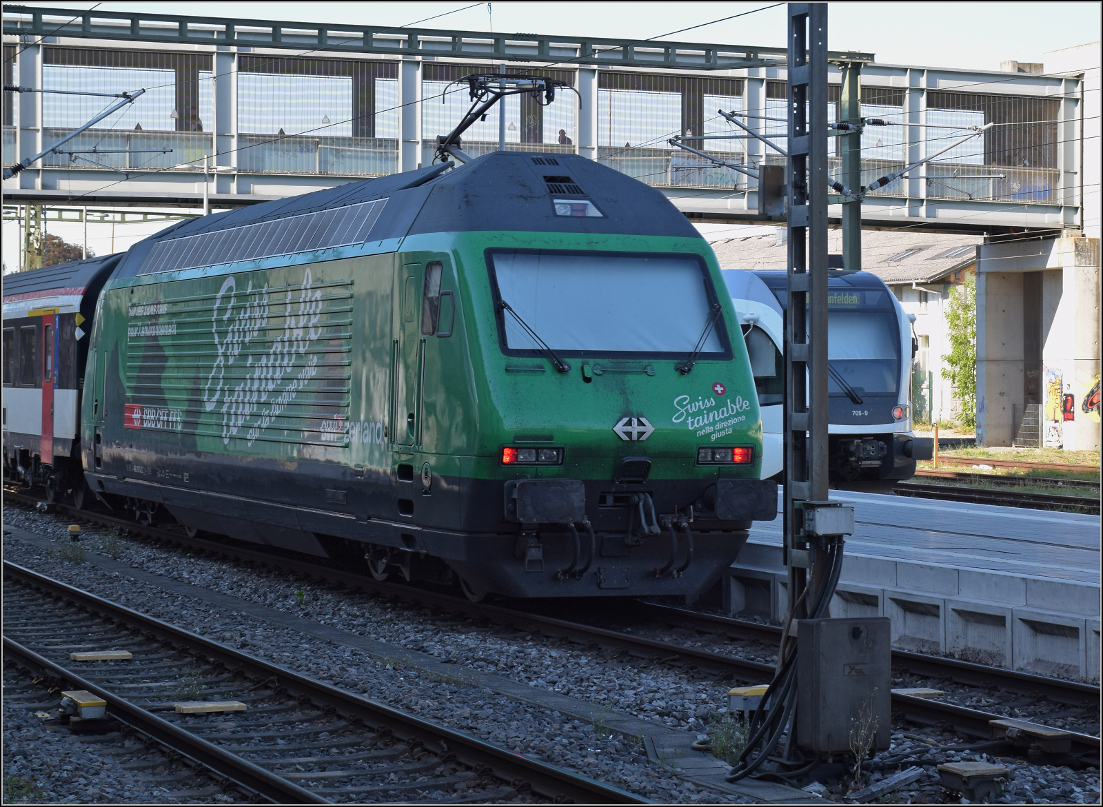 Re 460 010 'Swisstainable' hat hier den vorl�ufigen Endpunkt ihrer Tagesreisen gefunden, denn anschlie�end wollte sie sich keinen Millimeter mehr aus dem Bahnhof bewegen und blockierte auch dem Folgezug den Bahnsteig. Konstanz, August 2026.