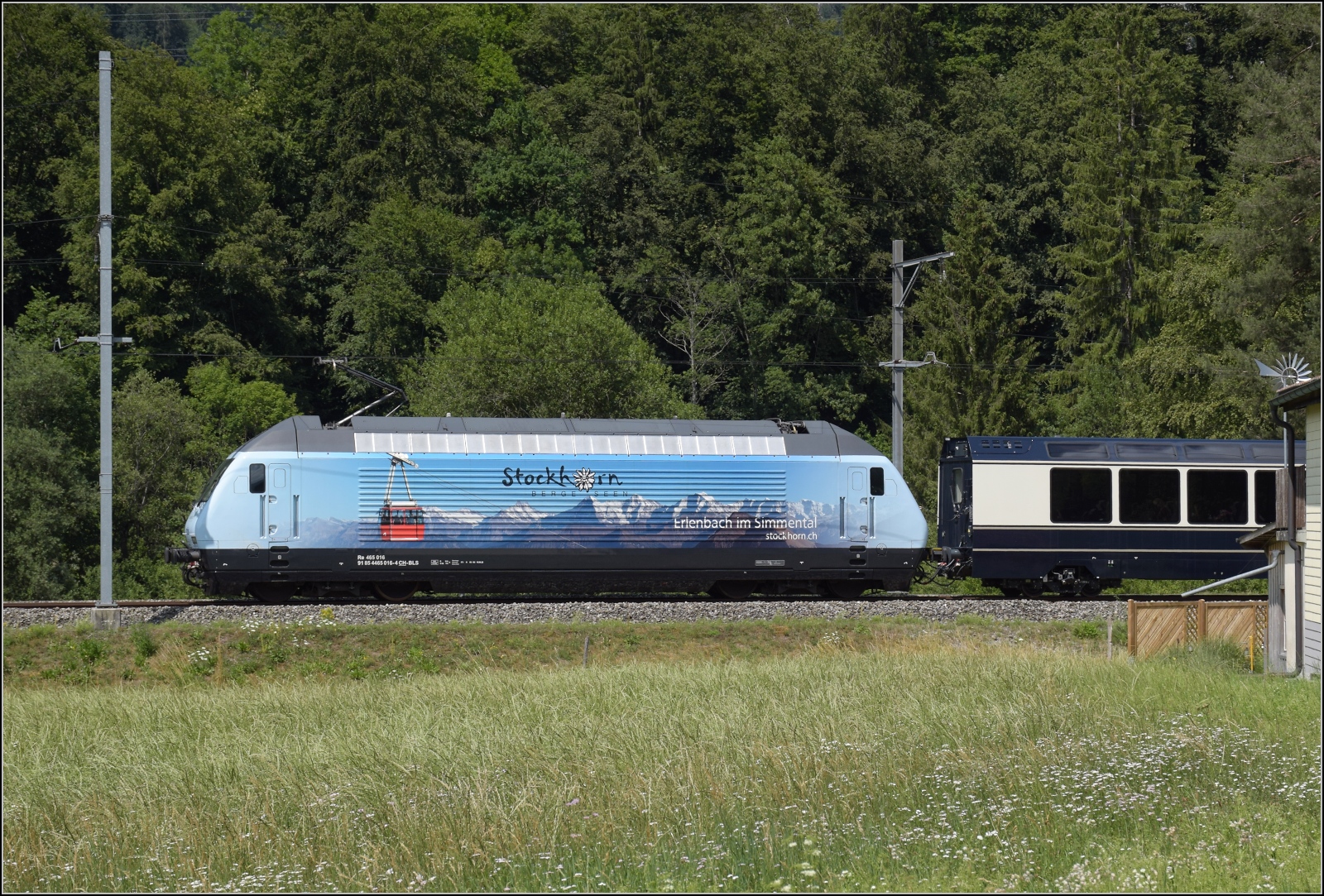 Re 465 016 'Stockhorn' mit dem GPX in Wilerau zu Füssen des namensgebenden Stockhorn. Juli 2023.