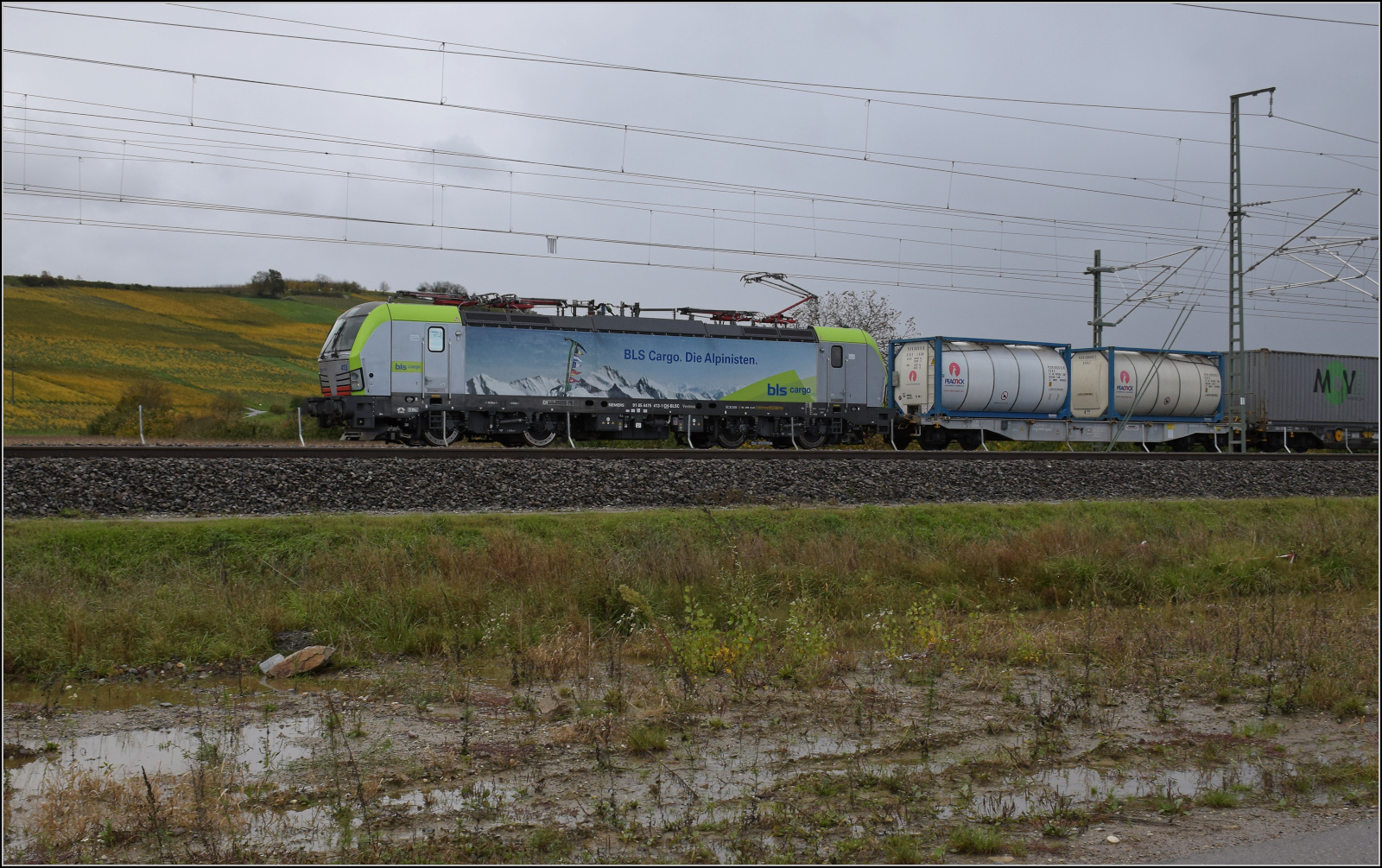 Re 475 413 bei Schliengen. Oktober 2025.