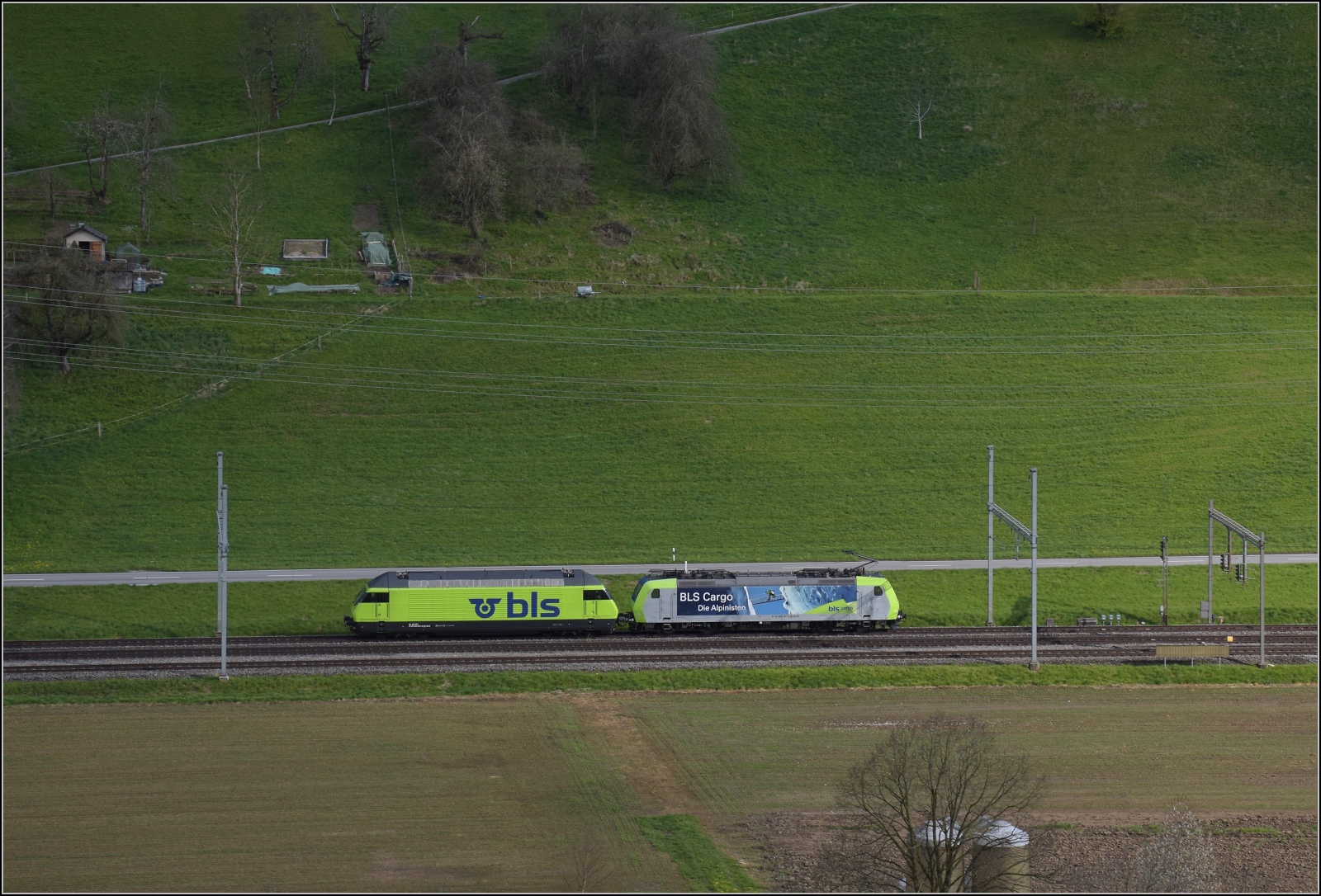 Re 485 007 und Re 465 001 ohne Anhang bei Riedtwil. April 2023.
