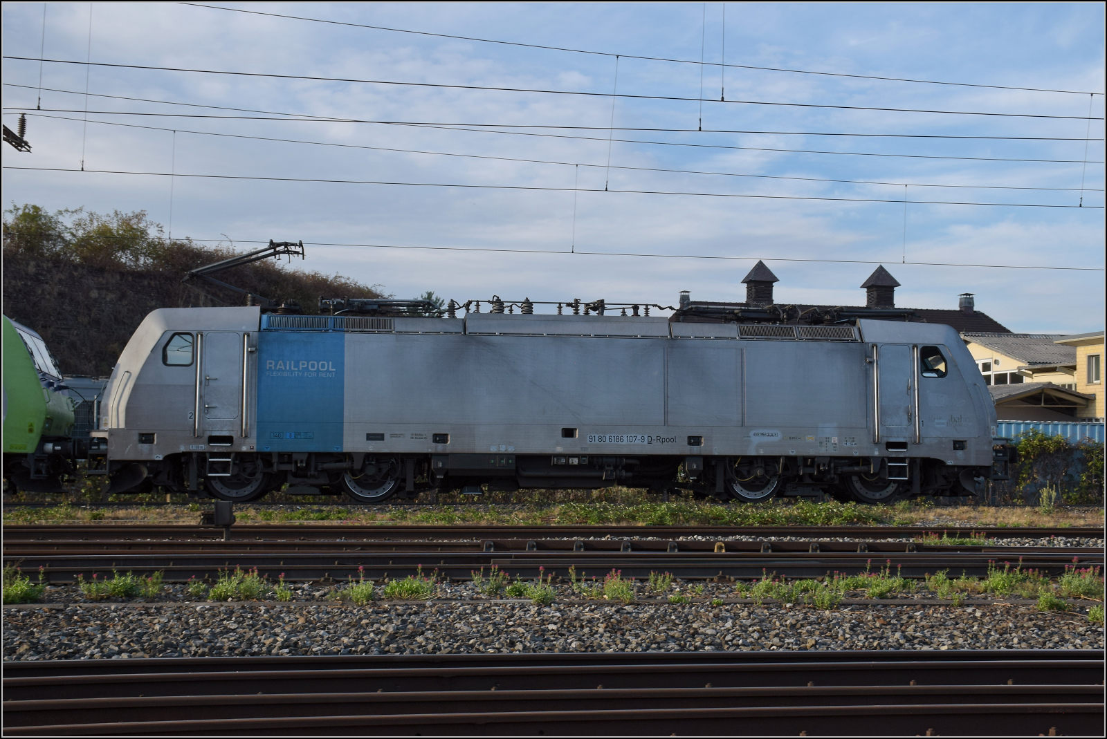 Re 485 020 und Re 186 107 von Railpool auf dem Weg zur Arbeit. Pratteln, August 2026.