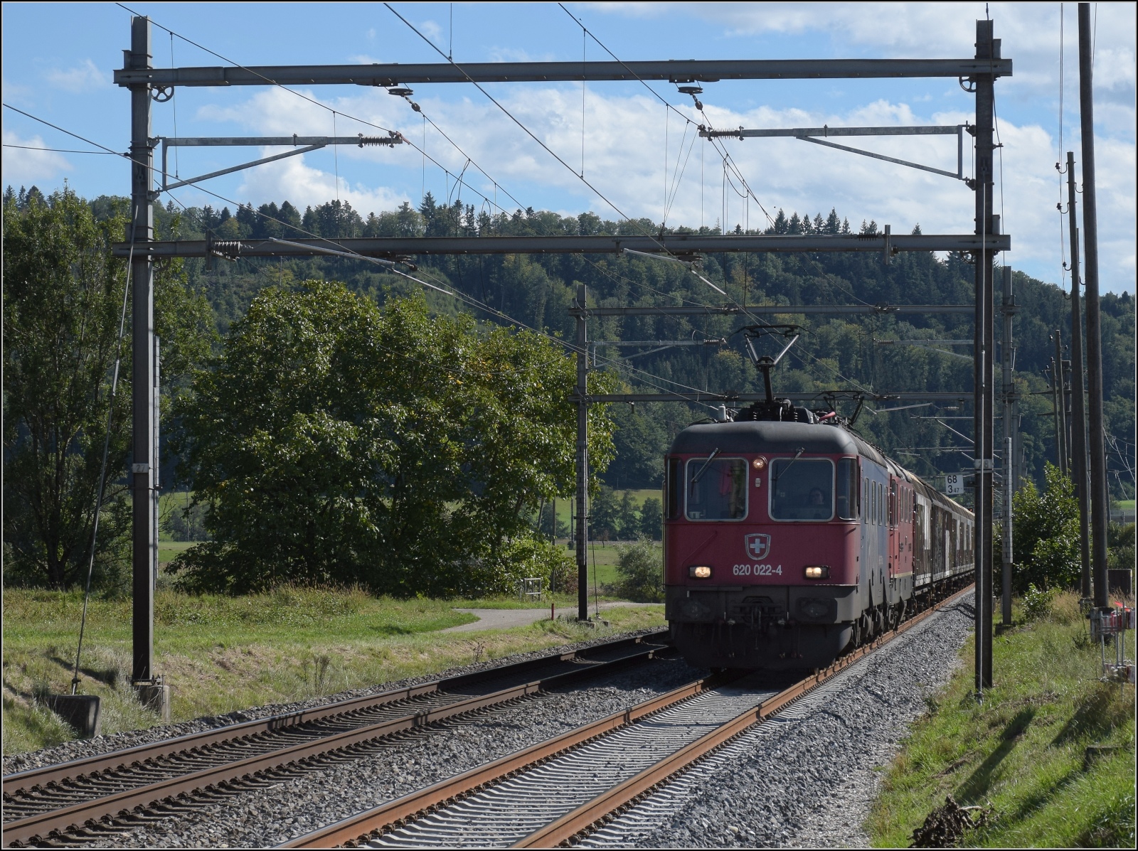 Re 620 022 und Re 420 281 auf dem Weg Richtung Olten. Matte bei Bettenhausen, September 2022.