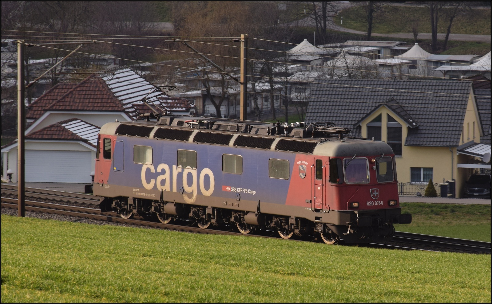 Re 620 078 'Bassersdorf' bei Frick. Januar 2023.