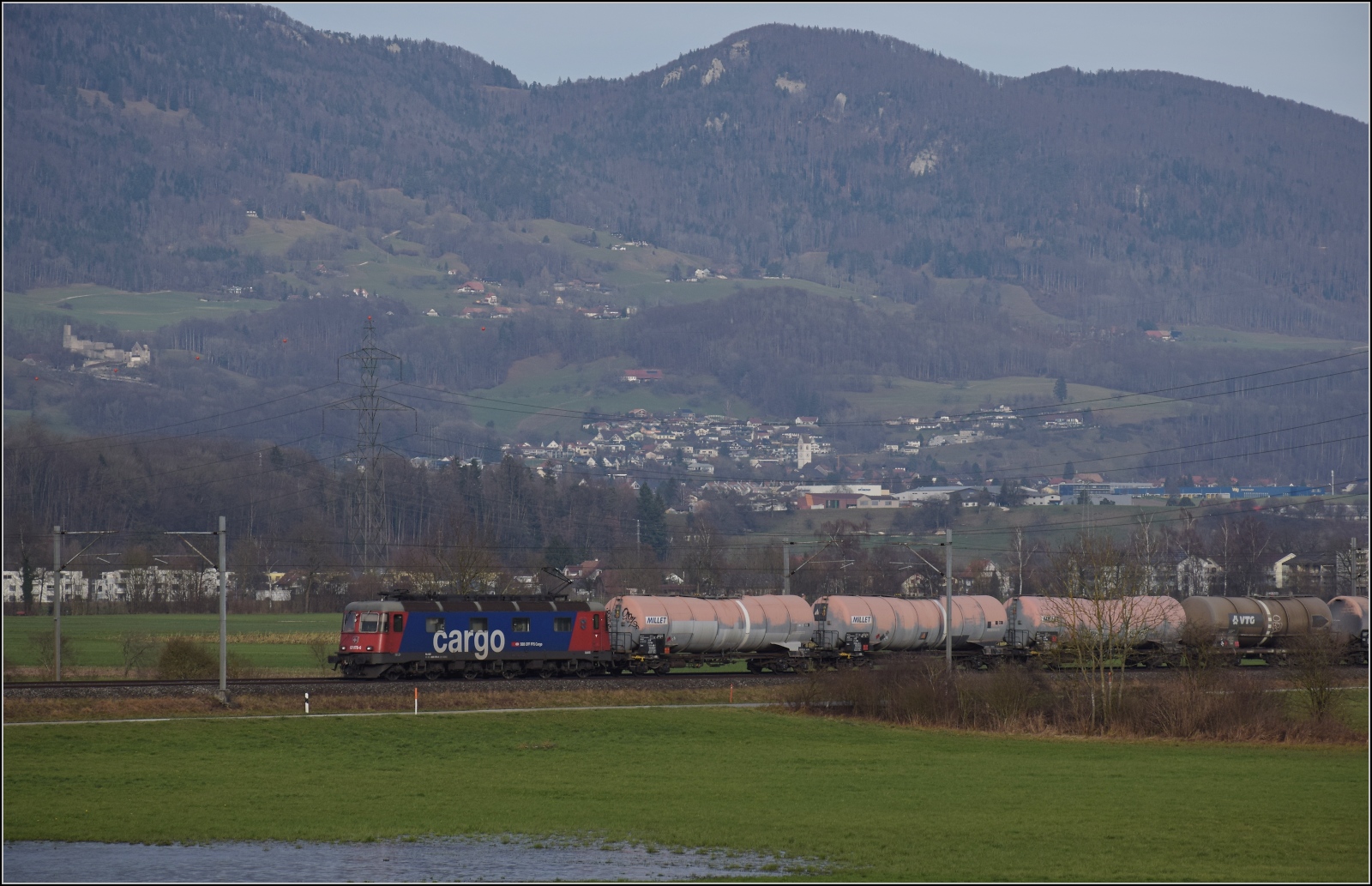 Re 620 078 'Bassersdorf' bei Deitingen. Dezember 2023.