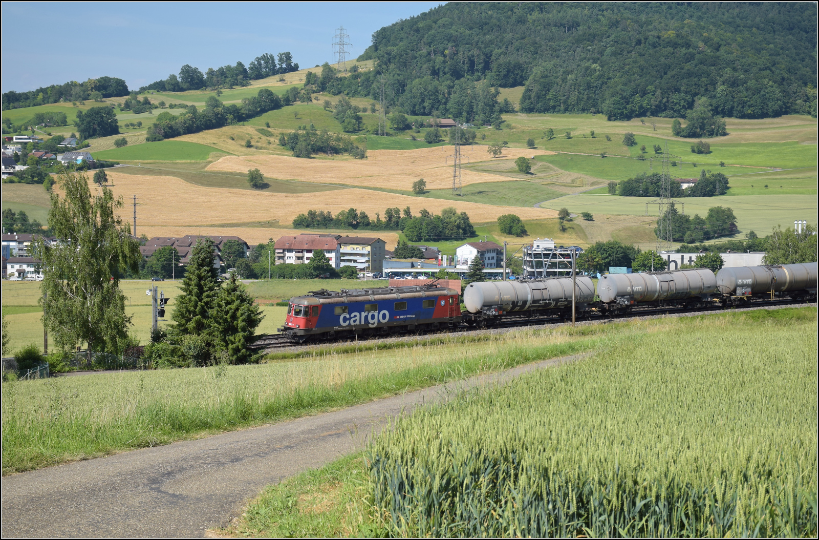 Re 6/6 11647 'Bex' mit Kesselwagen bei Frick, Juni 2025.