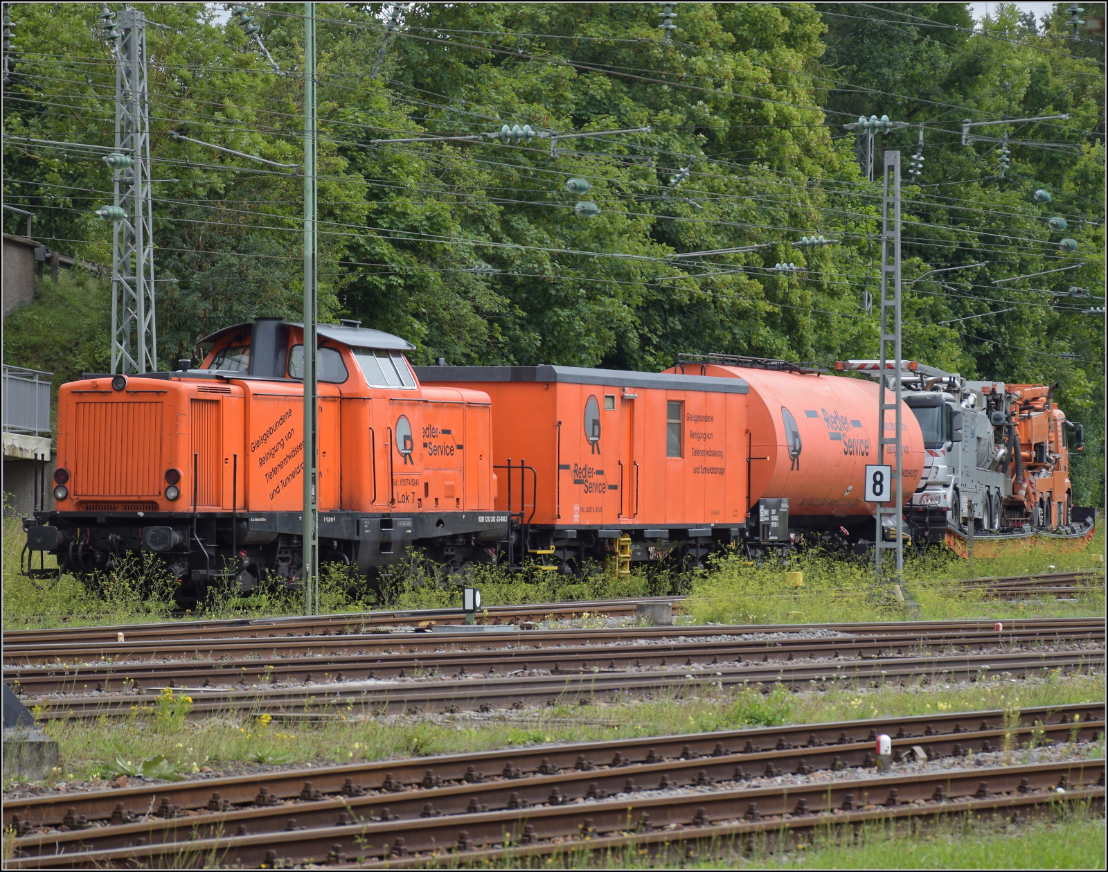 Redler Tunnelservice mit 212 242 hat in der Gegend durchaus genug Kundschaft. Villingen, Juli 2025.